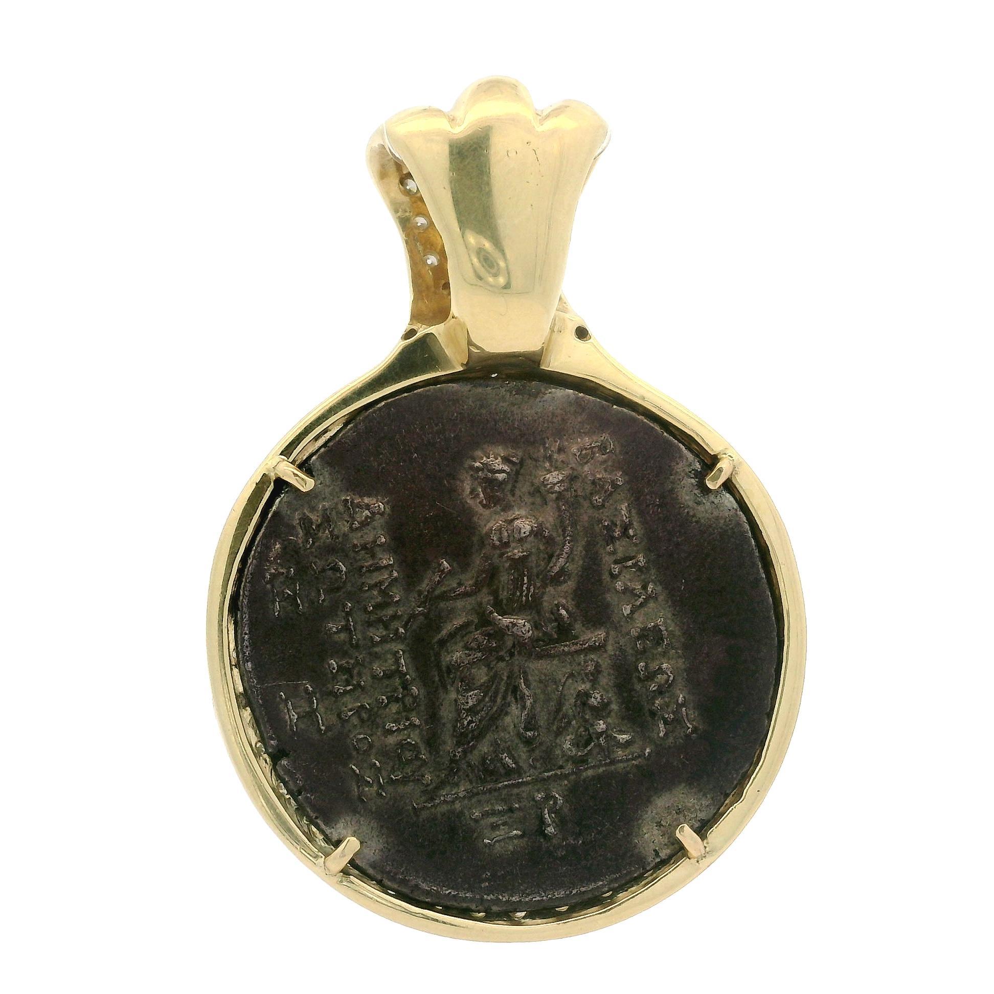 Taille brillant Pendentif ancienne pièce de monnaie en or jaune 14 carats et argent encadré de diamants de 0,60 ctw en vente