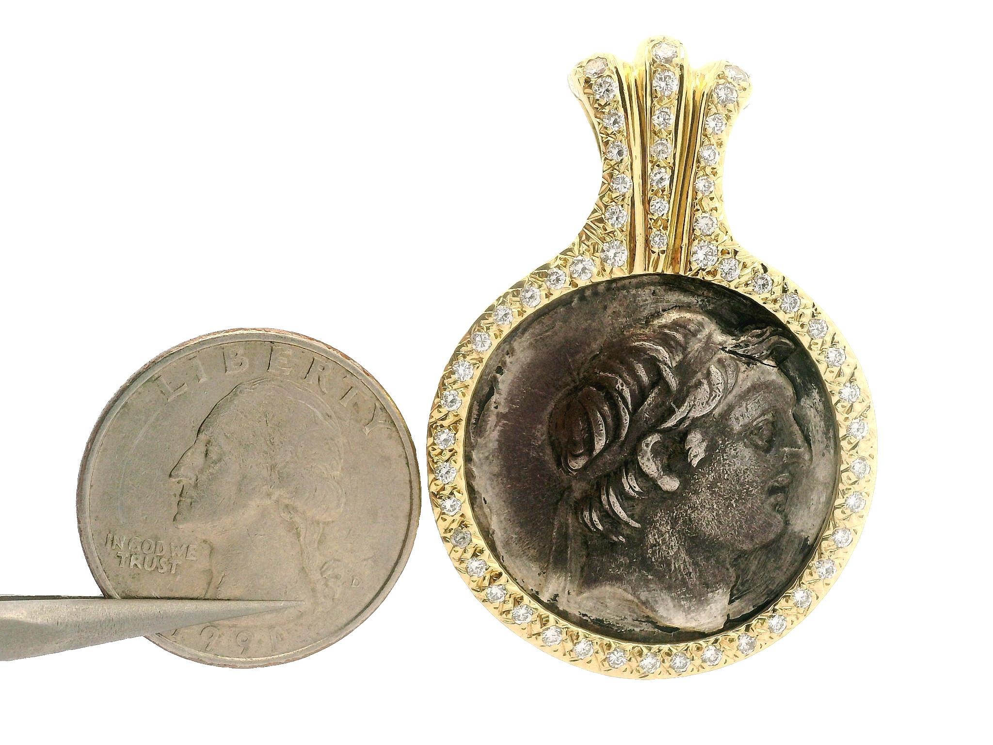Pendentif ancienne pièce de monnaie en or jaune 14 carats et argent encadré de diamants de 0,60 ctw Pour femmes en vente