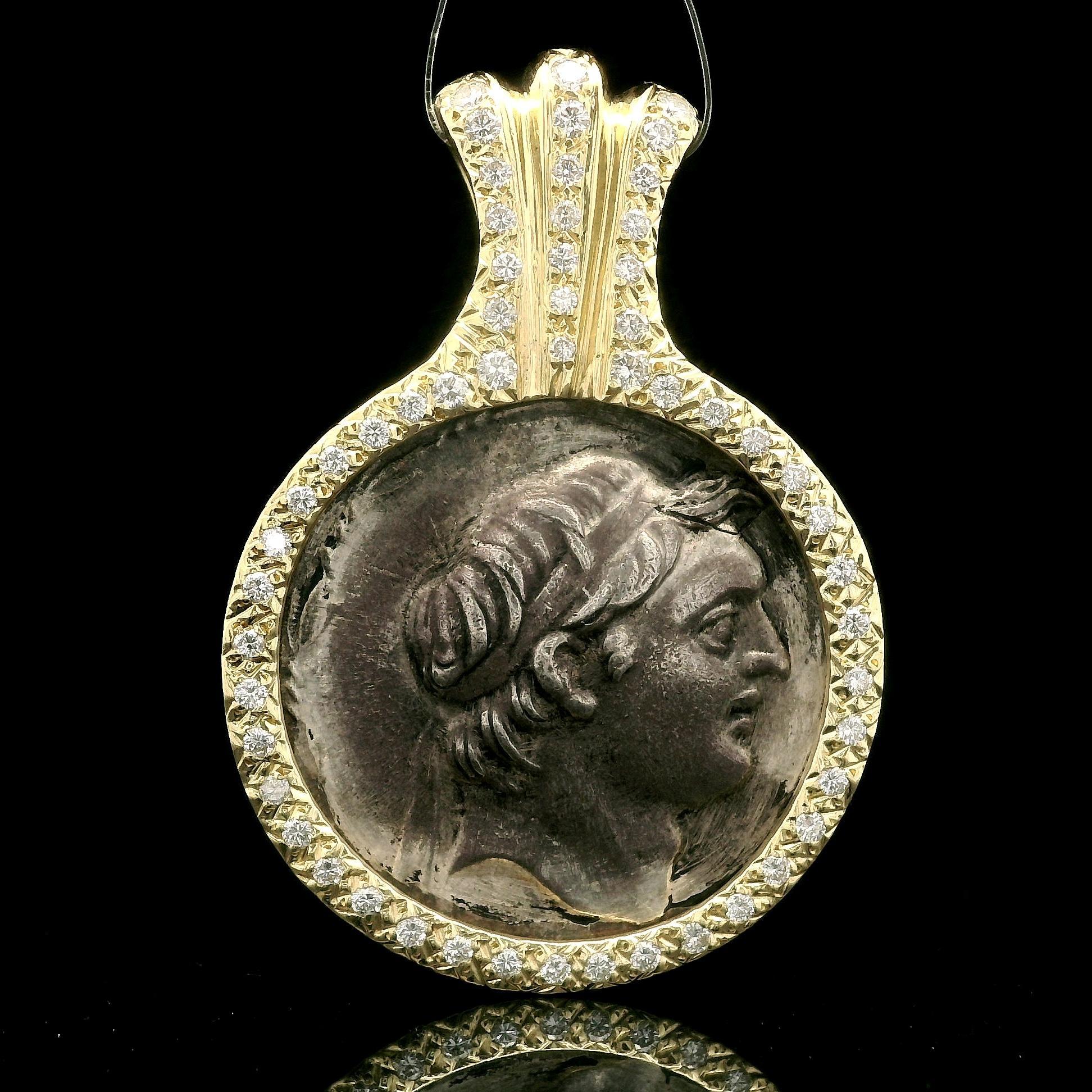 Pendentif ancienne pièce de monnaie en or jaune 14 carats et argent encadré de diamants de 0,60 ctw en vente 1