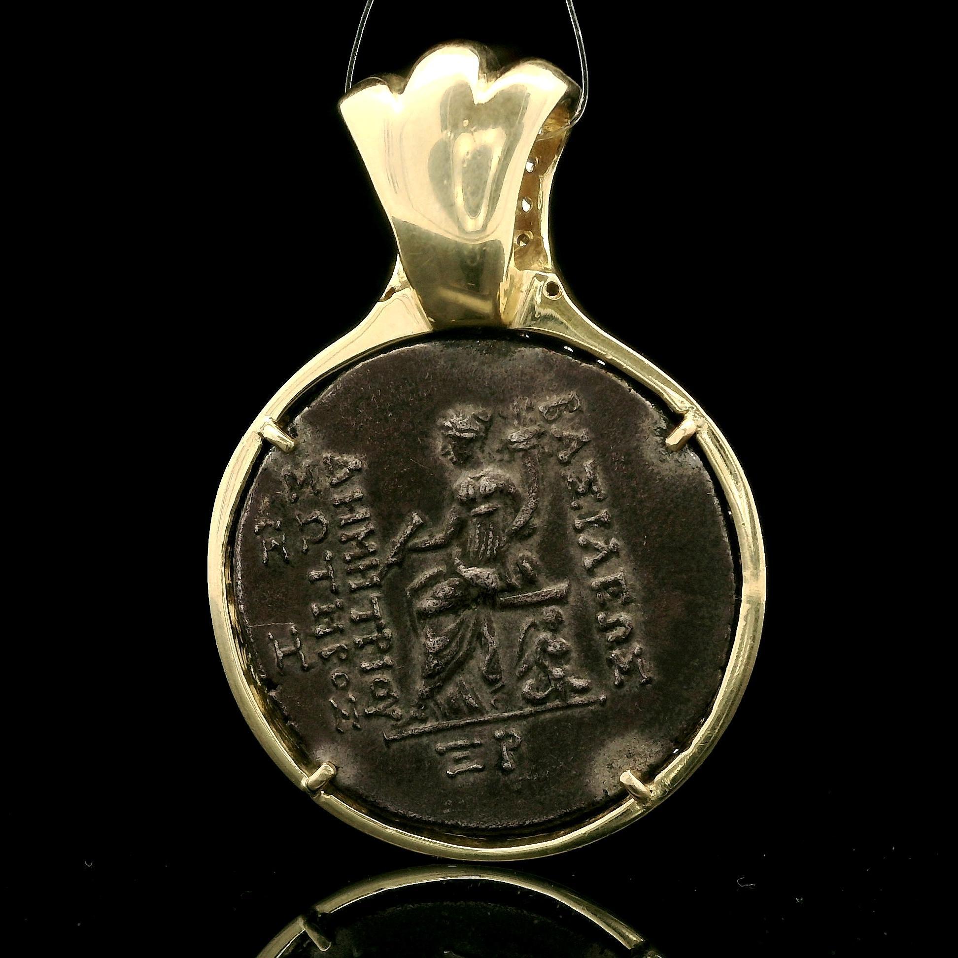 Pendentif ancienne pièce de monnaie en or jaune 14 carats et argent encadré de diamants de 0,60 ctw en vente 2