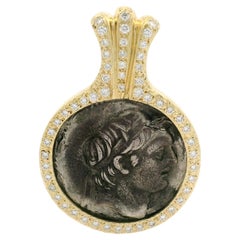 Colgante de oro amarillo y plata de 14k con moneda antigua y diamante de 0,60 ctw enmarcado