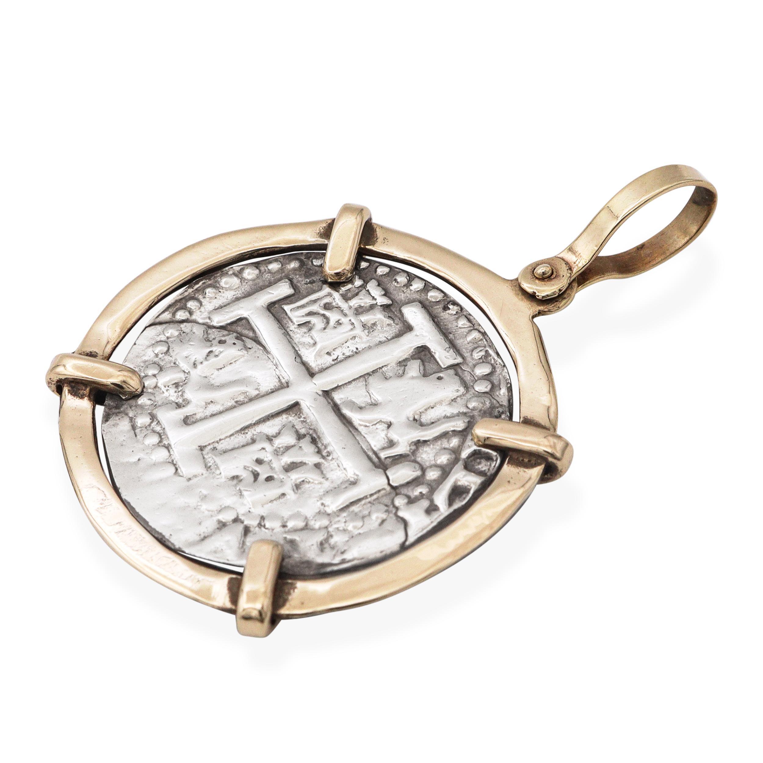 Pendentif en or jaune 14k et réplique en argent Atocha, conçu en hommage au légendaire Nuestra Señora de Atocha, le galion au trésor espagnol qui a coulé en 1622. Le pendentif présente en son centre une réplique de pièce de monnaie, sertie dans un