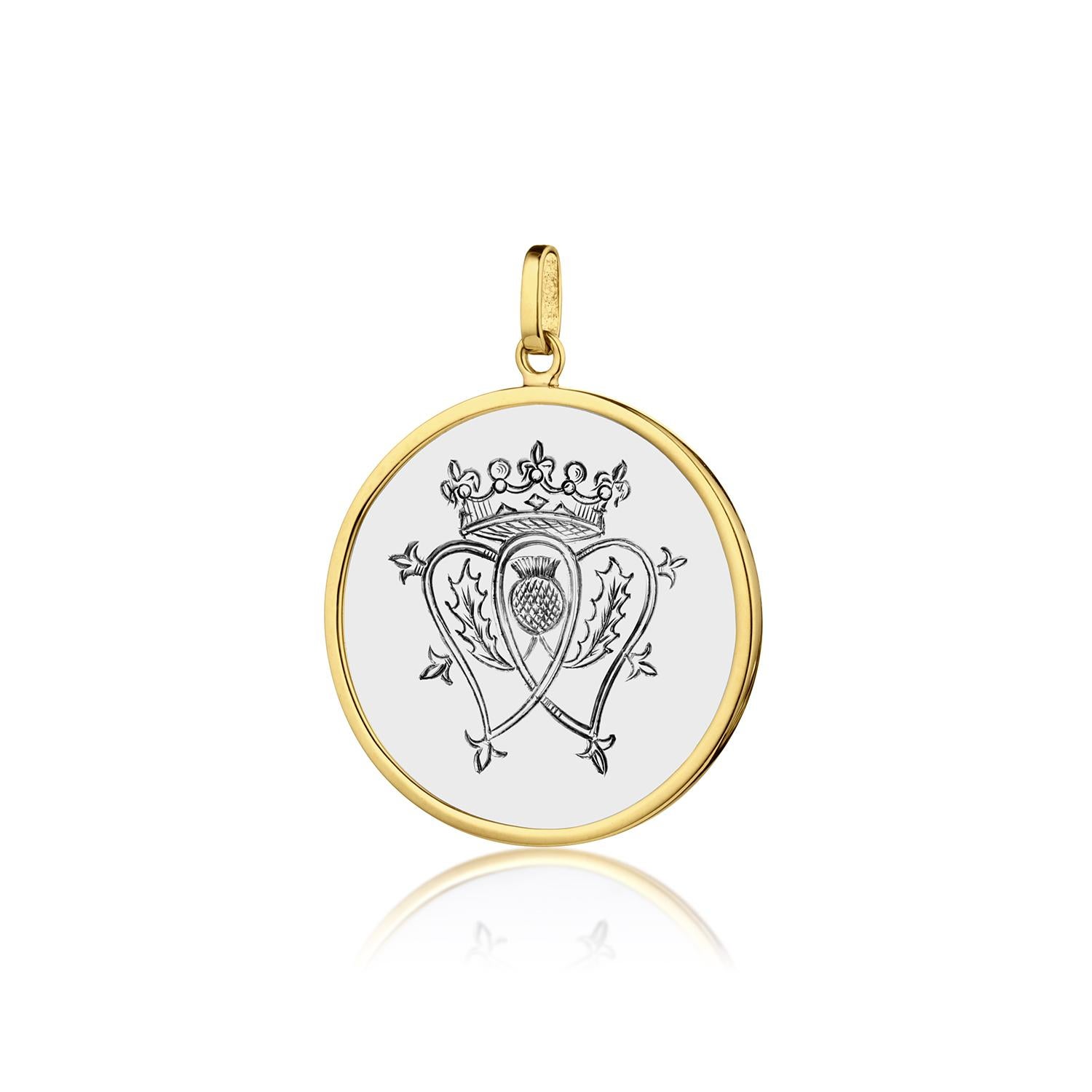 Il nostro gettone d'amore Luckenbooth in oro 14K e argento sterling è un regalo perfetto. I cuori intrecciati, la corona e il cardo simboleggiano amore e protezione. La leggenda dice che i soldati compravano questi gettoni lungo il Royal Mile di