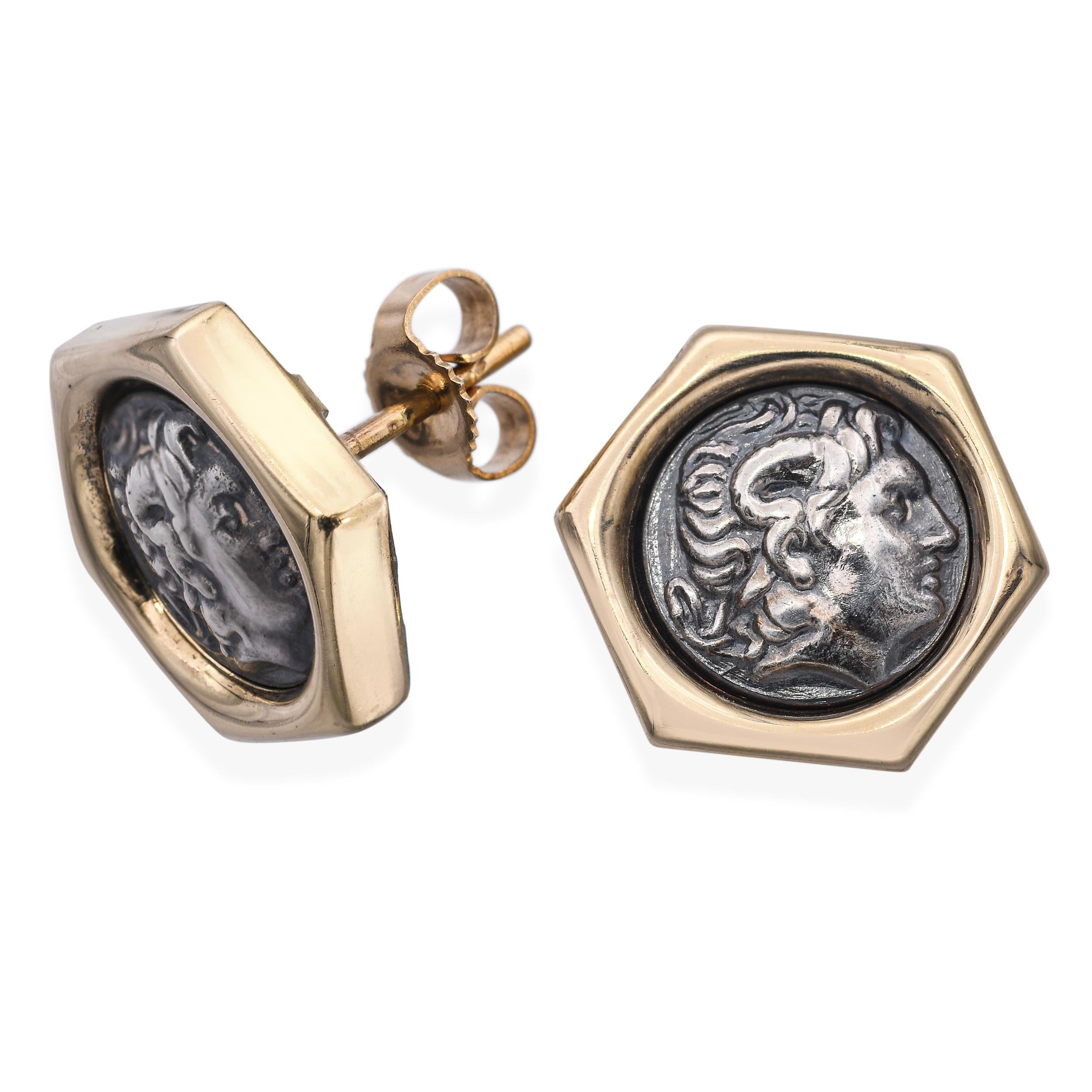 Estos llamativos pendientes presentan un atrevido diseño hexagonal, combinando plata de ley con bordes de oro amarillo de 14 quilates para lograr un refinado aspecto bicolor. En el centro de cada pendiente hay un medallón romano en forma de moneda,