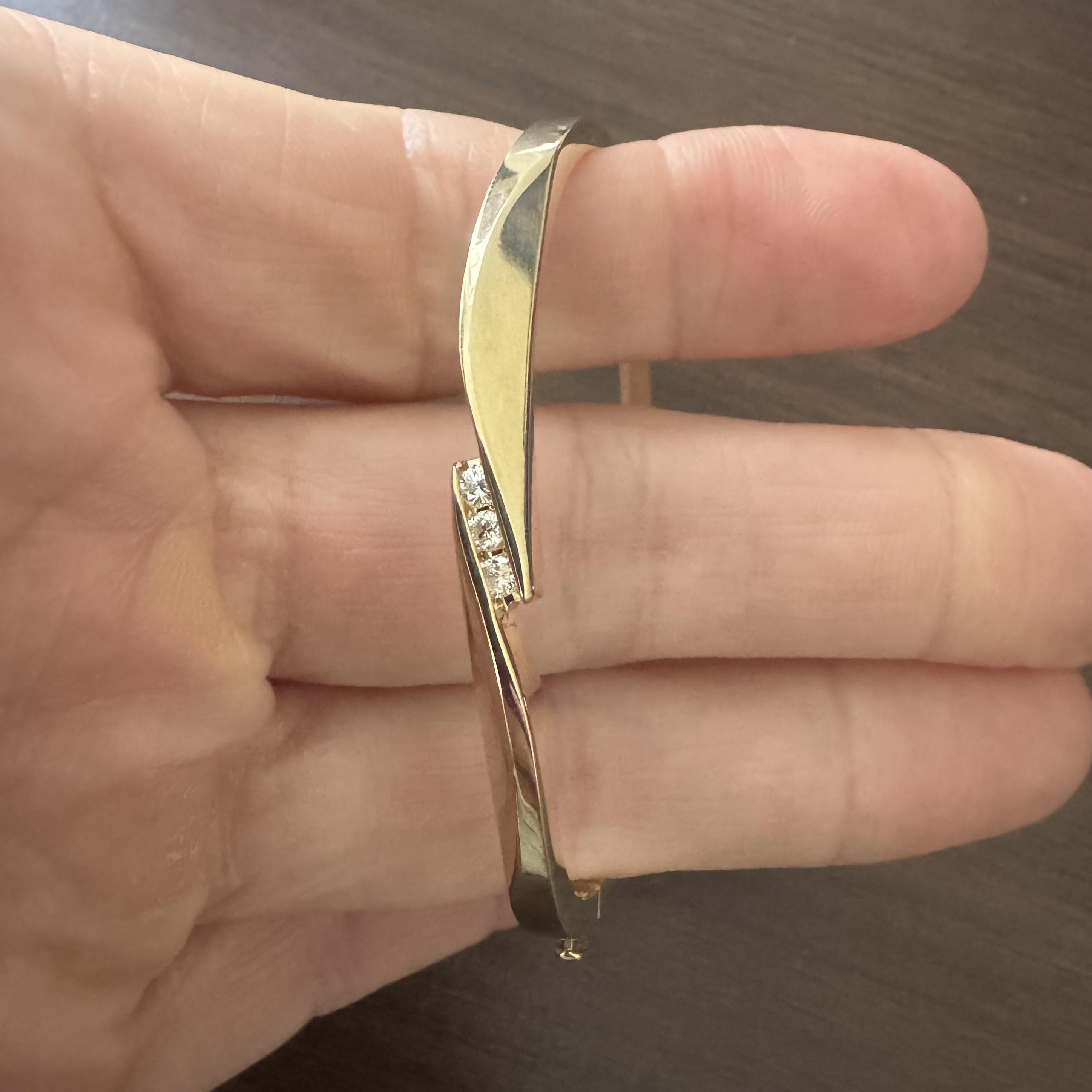 Zustand:  Ausgezeichneter Condit, Professionell gereinigt und poliert
Metall: 14k Gold (markiert und professionell getestet)
Gewicht: 15,7 g
Diamanten:  Drei natürliche Diamanten im Rundschliff 0,15cttw
Länge: 6,75 Zoll Innenumfang
Breite:
