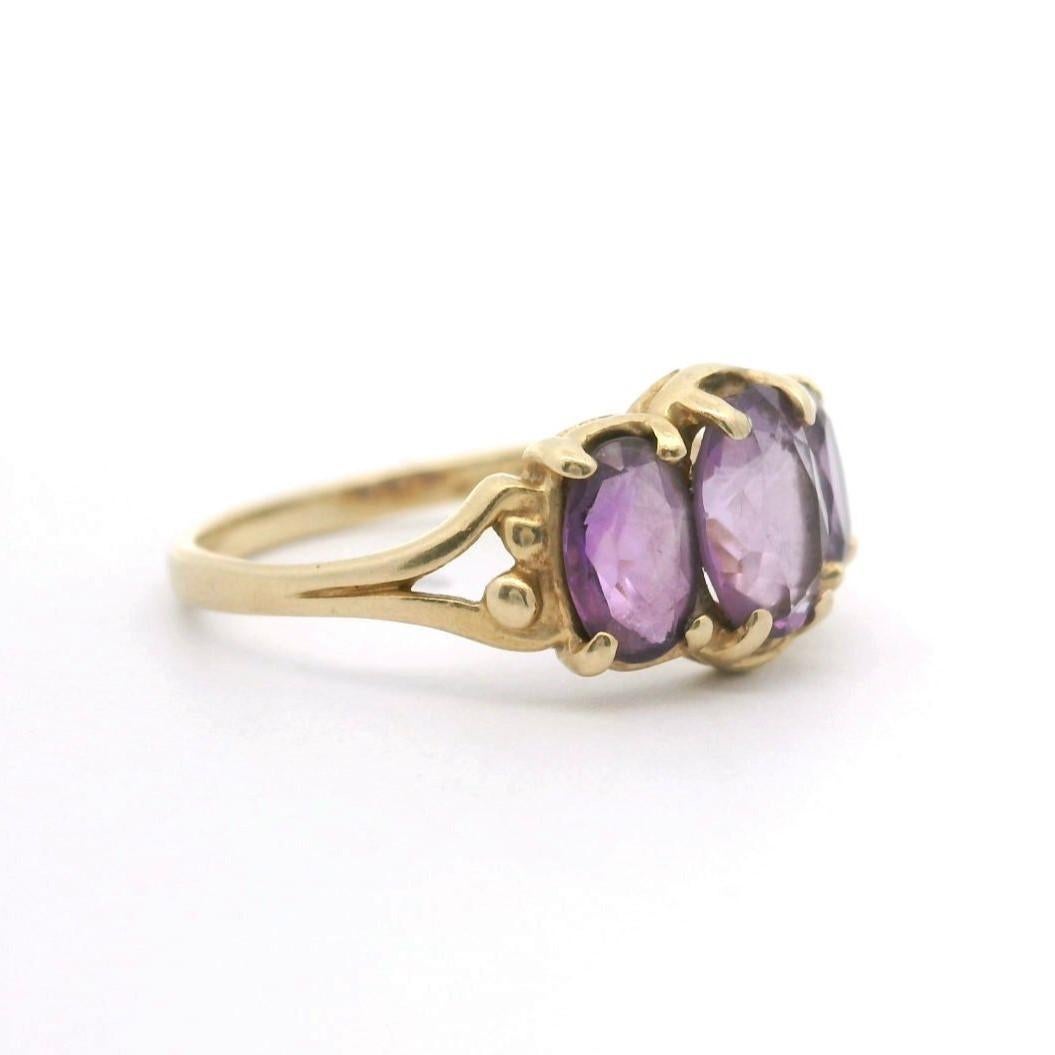 Zustand:  Ausgezeichneter Condit, Professionell gereinigt und poliert
Metall: 14k Gold (markiert und professionell getestet)
Gewicht: 2g
Edelsteine:  Drei Amethyste im Ovalschliff
Breite: 13 mm vorne, 1,5 mm hinten
Größe: 6,25
Markierungen: 