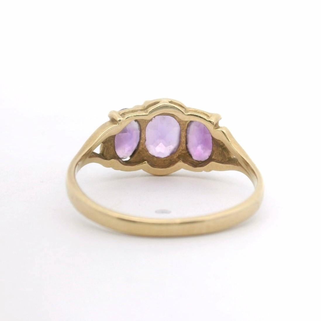 14k Gelbgold und Amethyst-Ring mit drei Steinen, Größe 6,25 im Zustand „Gut“ in Guilford, CT