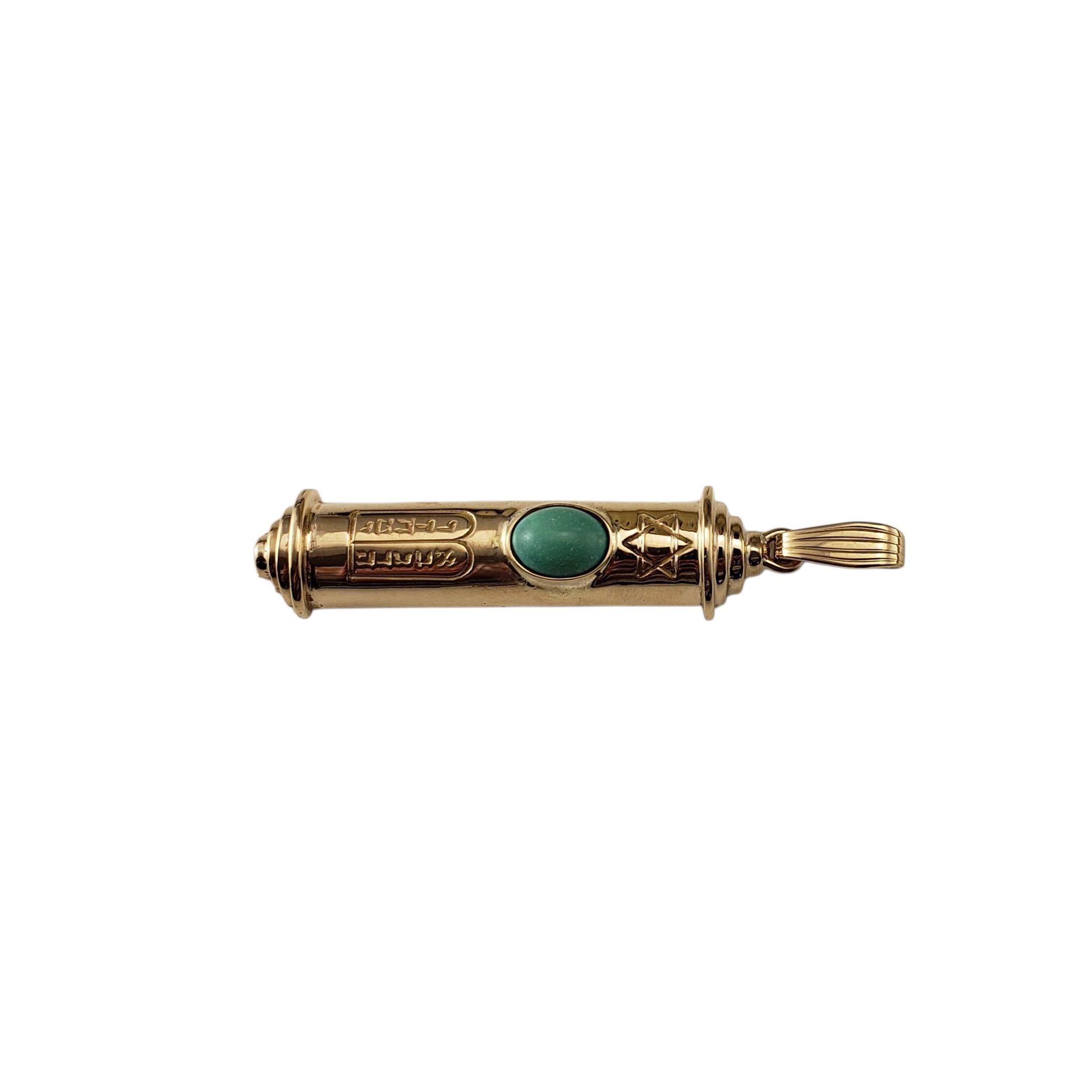 Ciondolo Mezuzah in oro giallo 14K e turchese.

Realizzato in oro giallo 14 carati, questo dettagliato ciondolo Mezuzah unisce tradizione ed eleganza, con una colorata pietra turchese ovale. Questo delizioso pezzo è una bellissima espressione di