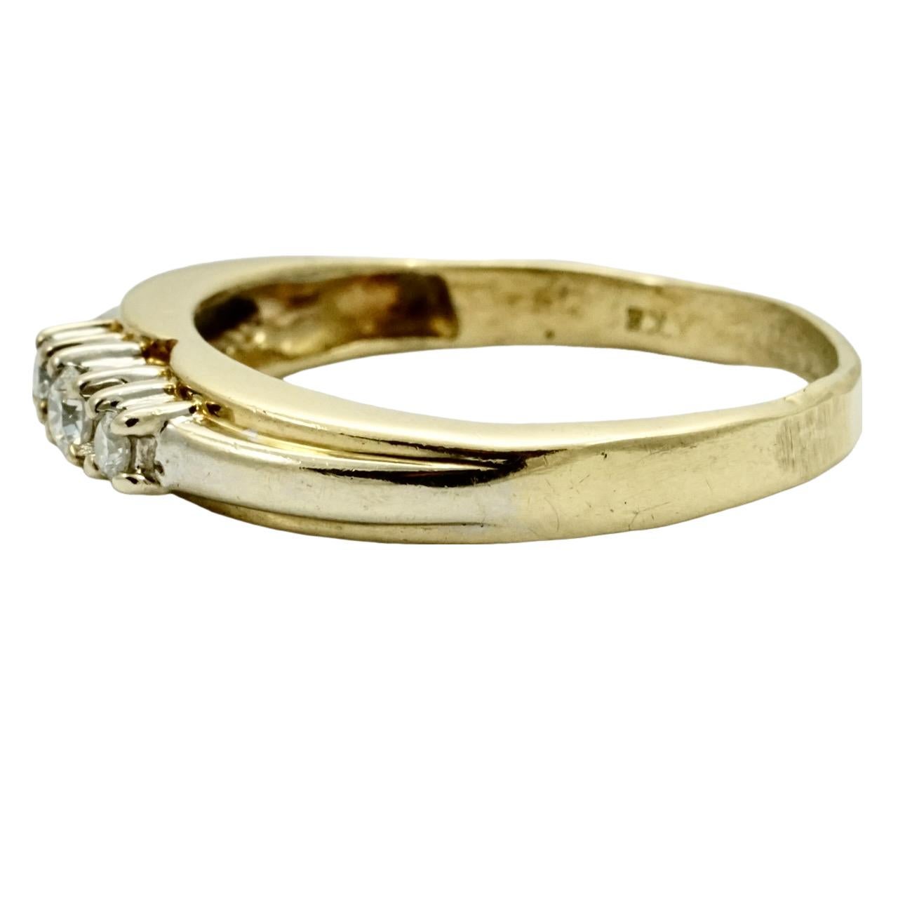Schöner Dreistein-Diamantring aus 14 Karat Gelbgold und Weißgold, wobei das Weißgold die Diamanten und die Schultern hervorhebt. Ringgröße UK K, US 5 1/8,  Innendurchmesser 16,5 mm / .64 inch. Der Ring wurde möglicherweise in der Größe verändert, um