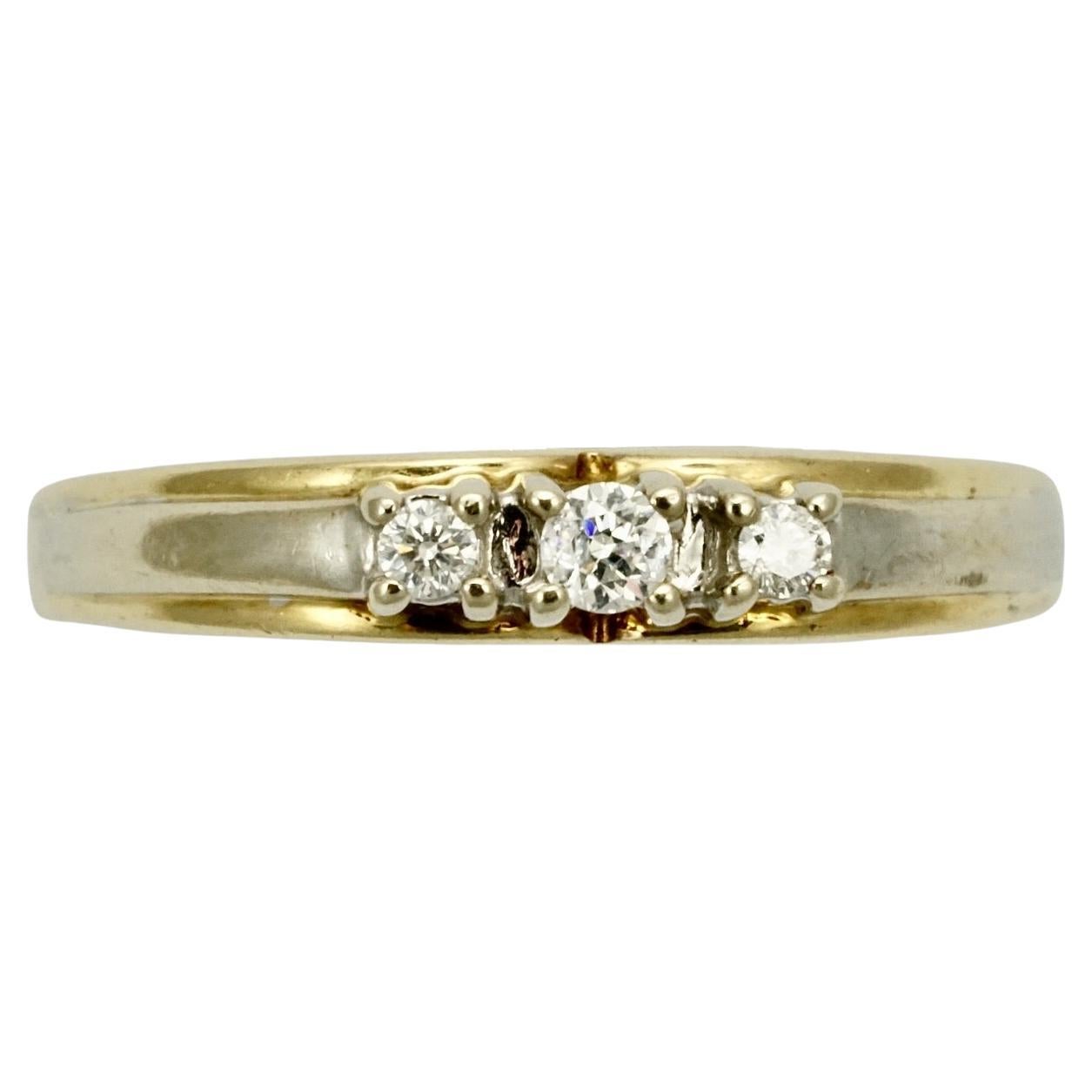 Anillo de diamantes de tres piedras en oro amarillo y oro blanco de 14 quilates