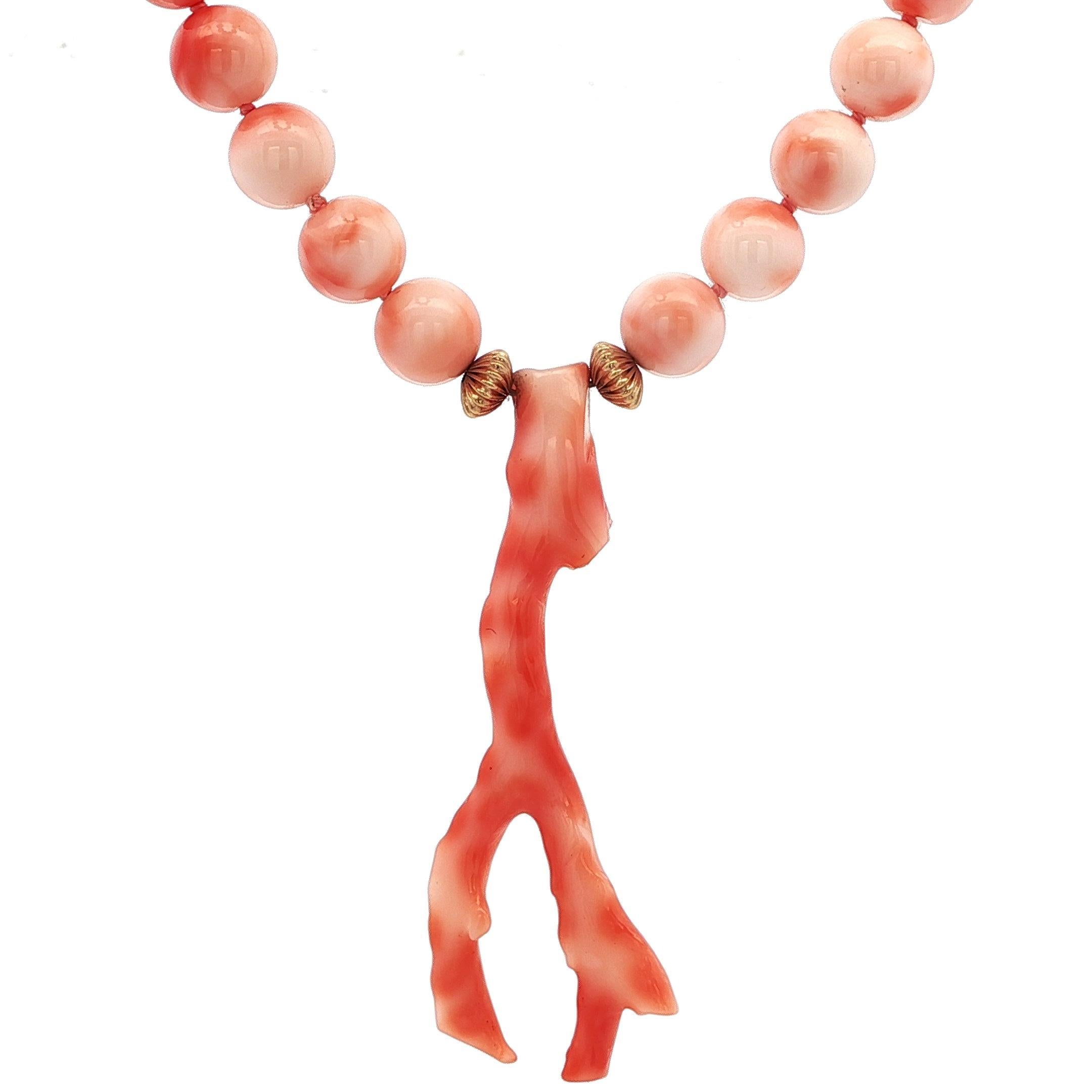 Taglio rotondo Collana di perle di corallo con pelle d'angelo e ciondolo Branch in oro giallo 14k in vendita