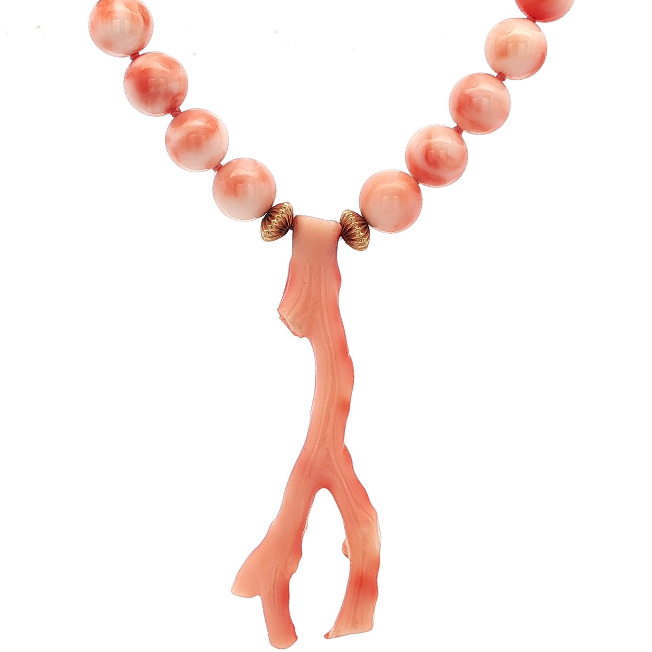 Collana di perle di corallo con pelle d'angelo e ciondolo Branch in oro giallo 14k In condizioni ottime in vendita a Montclair, NJ