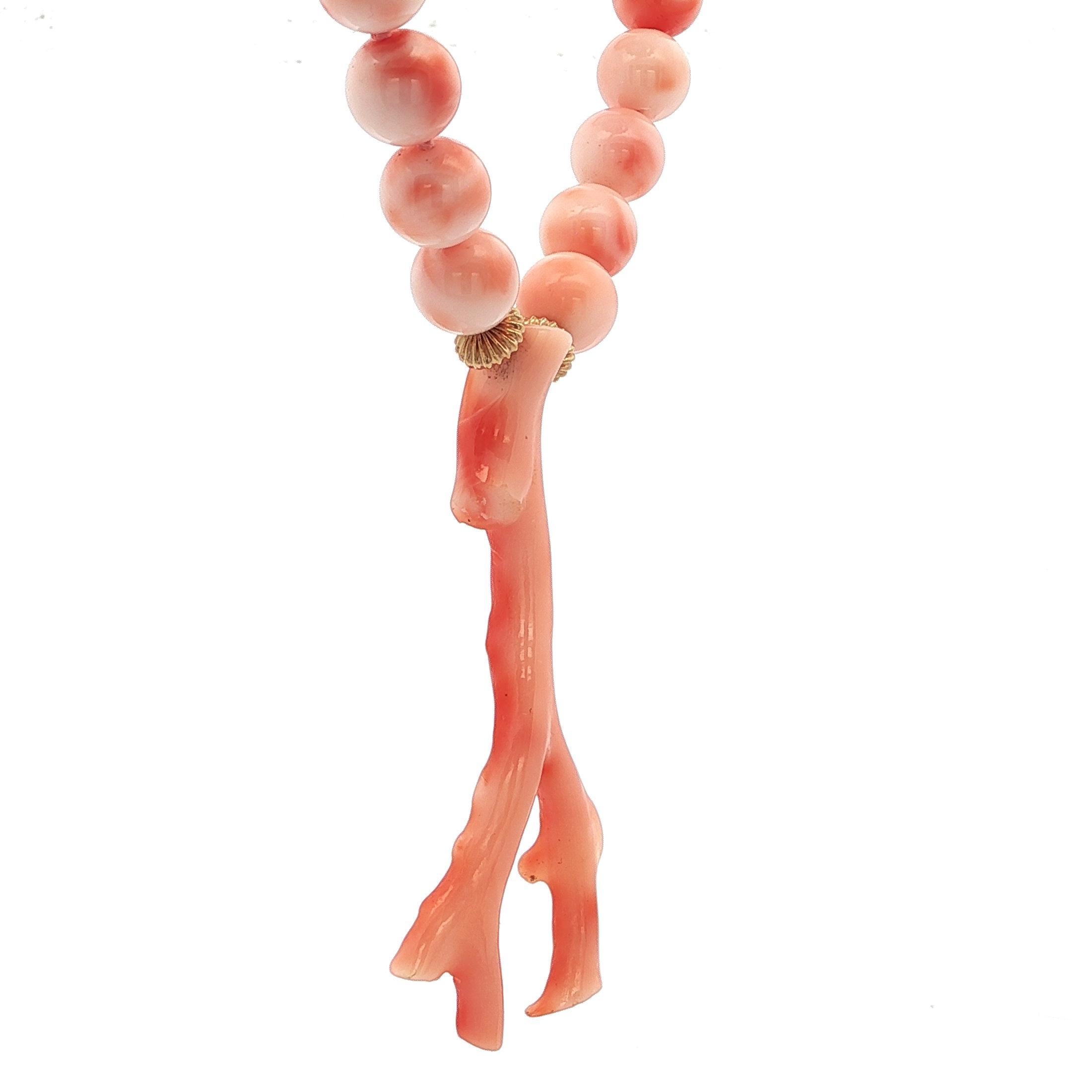Donna Collana di perle di corallo con pelle d'angelo e ciondolo Branch in oro giallo 14k in vendita