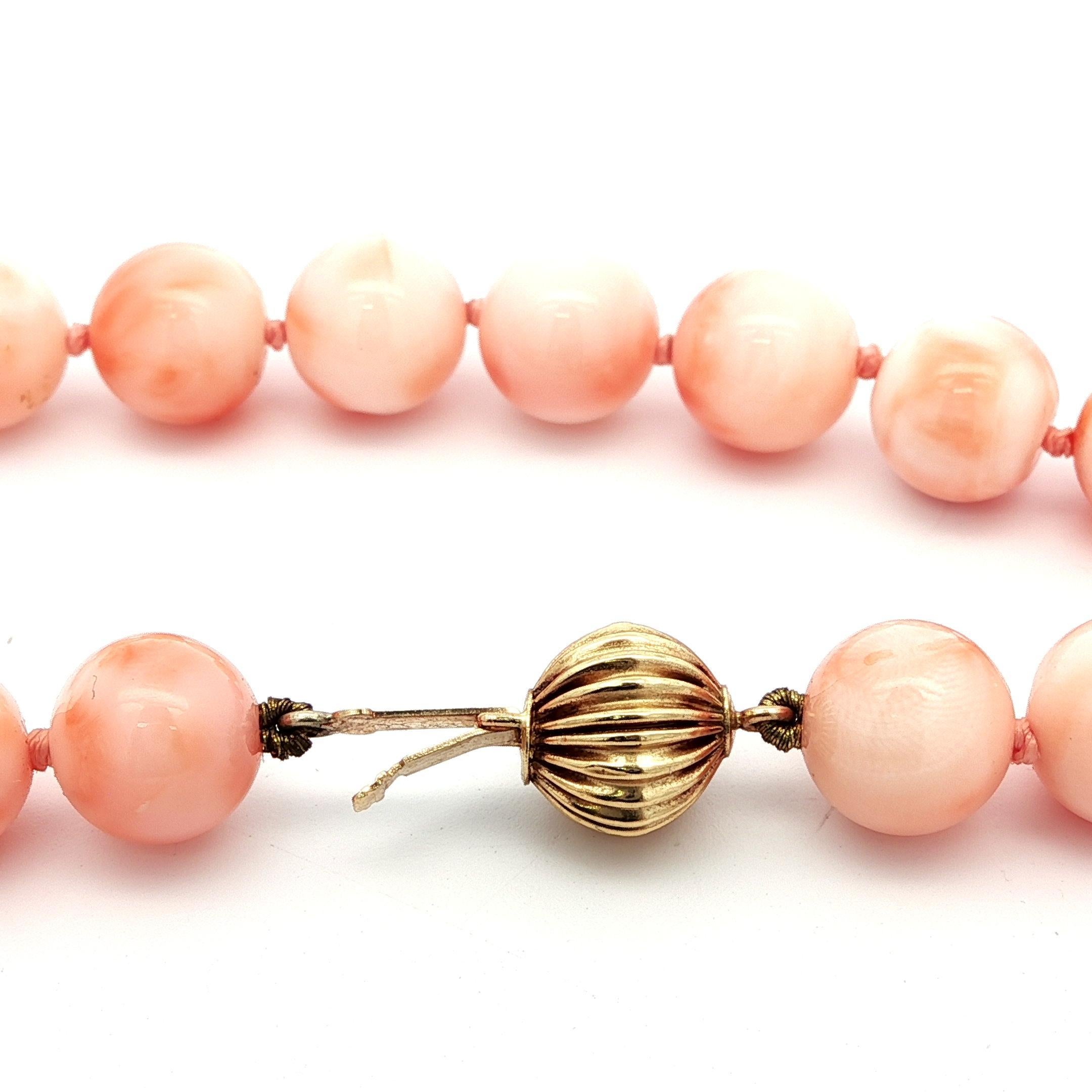 Collana di perle di corallo con pelle d'angelo e ciondolo Branch in oro giallo 14k in vendita 2