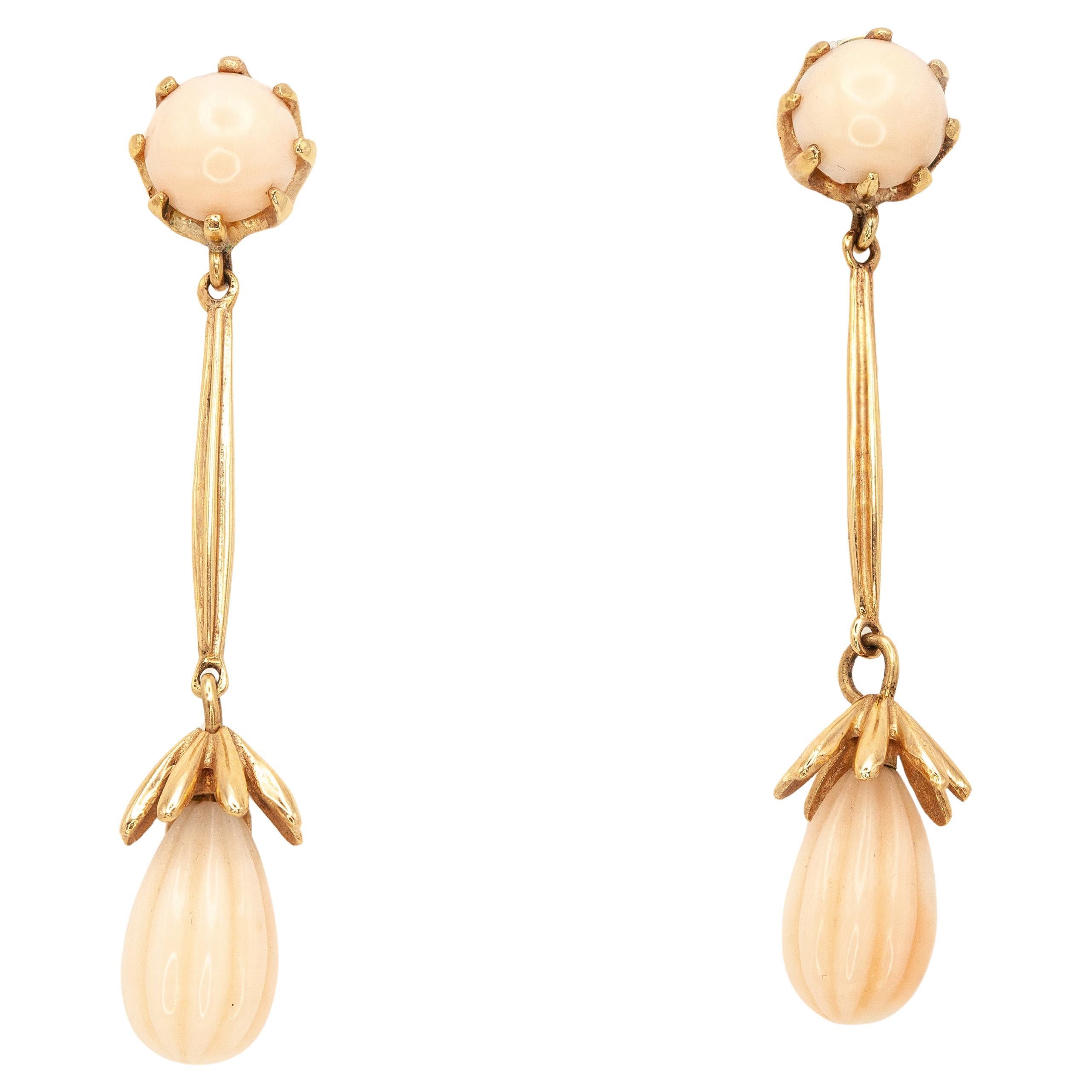 Orecchini a goccia di corallo con pelle d
angelo in oro giallo 14K, 1960 ca. in vendita