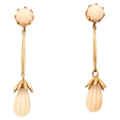 Orecchini a goccia di corallo con pelle d
angelo in oro giallo 14K, 1960 ca.