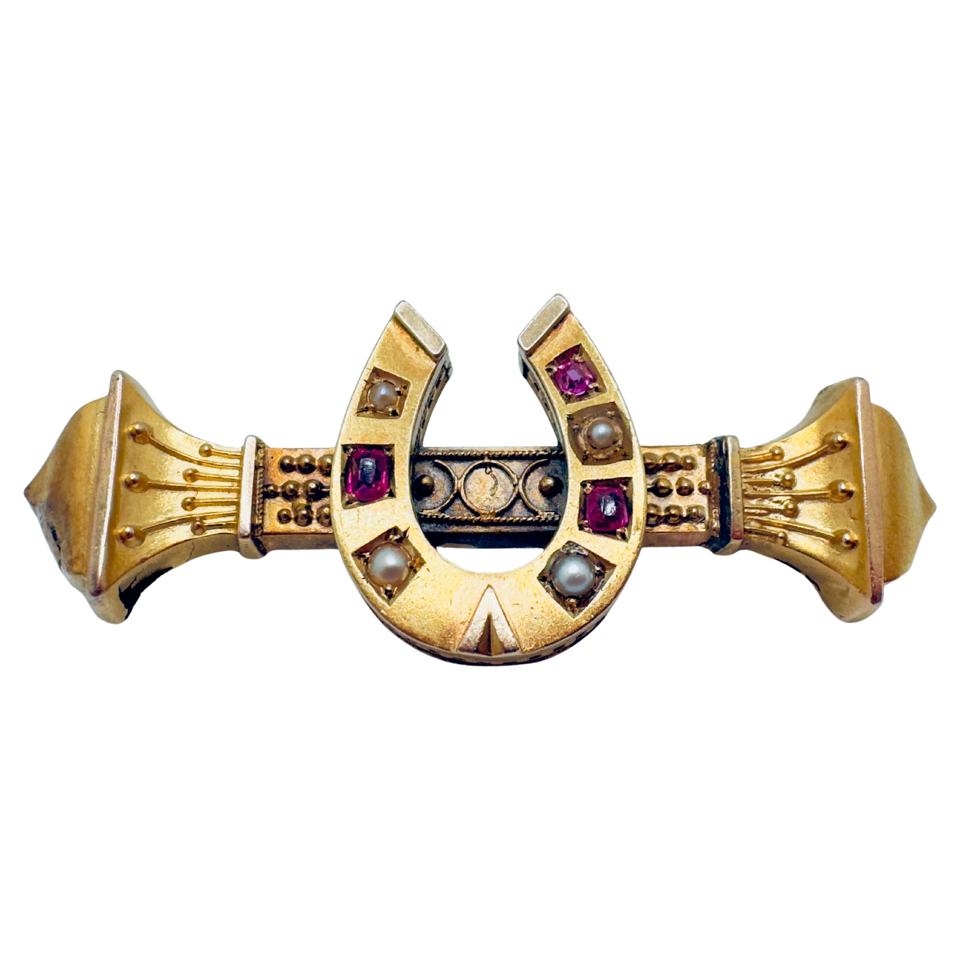 Broche en or jaune 14K en forme de fer à cheval antique avec rubis et perles