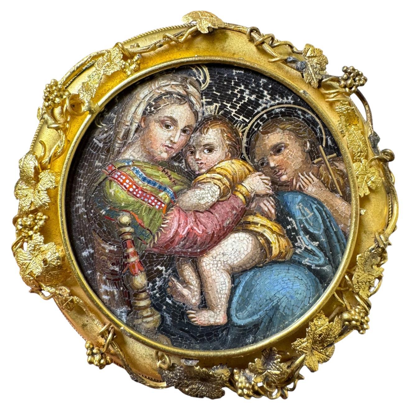 14K Yellow Gold Antique Italian Micro Mosaic Brooch of the Holy Family (Broche de la Sainte Famille en or jaune)
