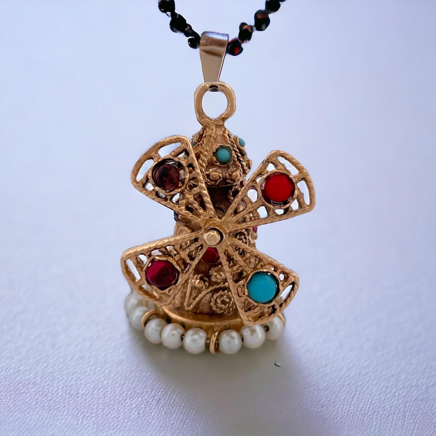 Pendentif moulin à vent en or jaune 14K Antique multi-gemmes en vente 1