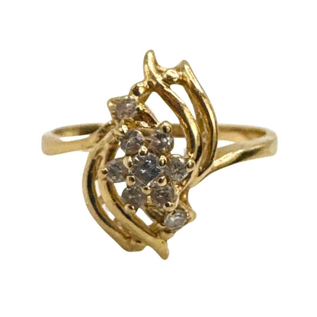 Diametro interno: 0.67

Dimensione: 7

Codice Bin: J7/ P11

Ti presentiamo l'Anello Charme Antiques in oro giallo 14K misura 7 con diamante, un pezzo straordinario che unisce il fascino vintage a un'eleganza senza tempo. Realizzato meticolosamente