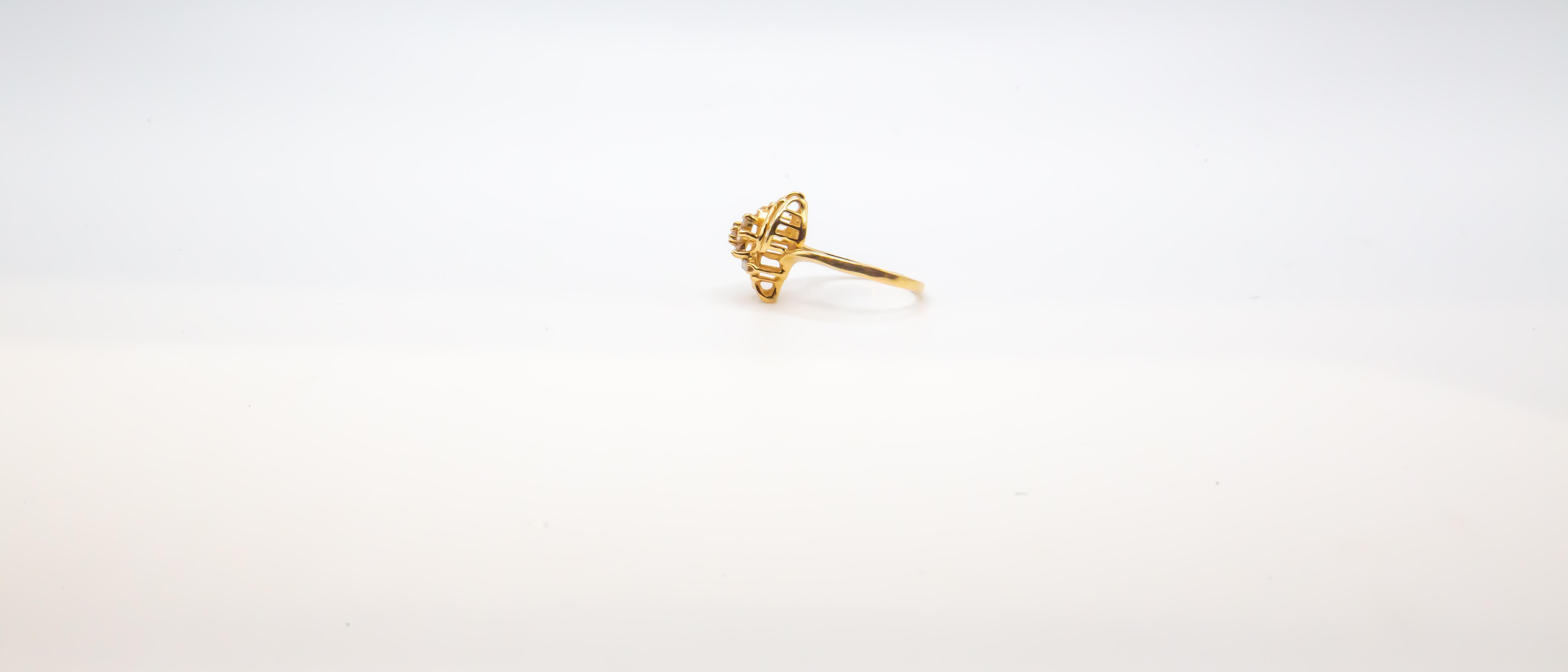 Anello antico in oro giallo 14K con diamante - Bellezza senza tempo per donne di taglia 7 in vendita 3
