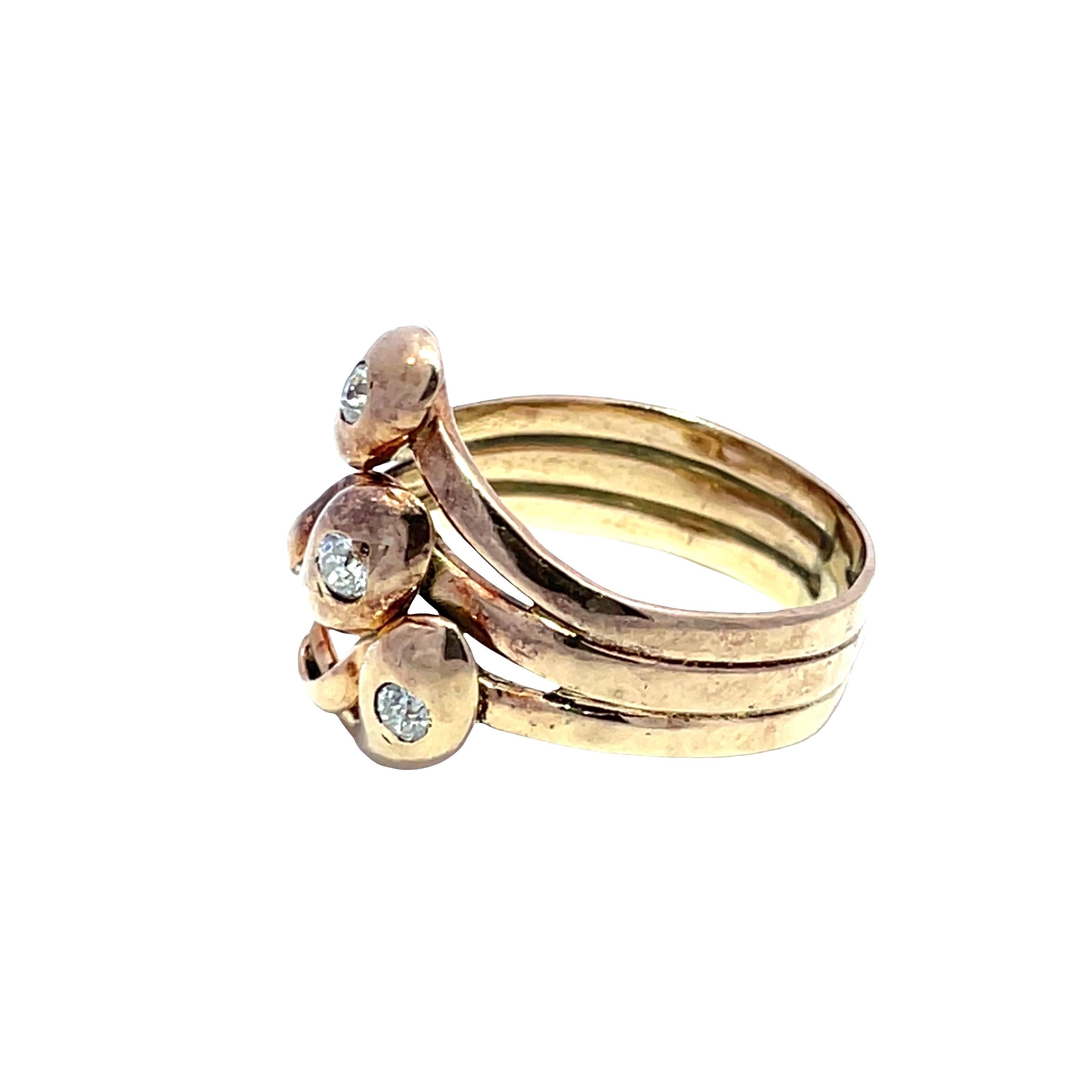 Descubre el exquisito encanto de este anillo antiguo de triple cabeza de serpiente, elaborado en lujoso oro amarillo de 14k. Adornada con dos hojas de elegante diseño, esta impresionante pieza presenta un diamante de talla europea antigua de