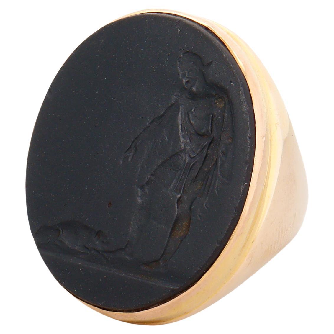 Anello con sigillo in oro giallo 14K e Wedgwood antico attribuito al basalto nero