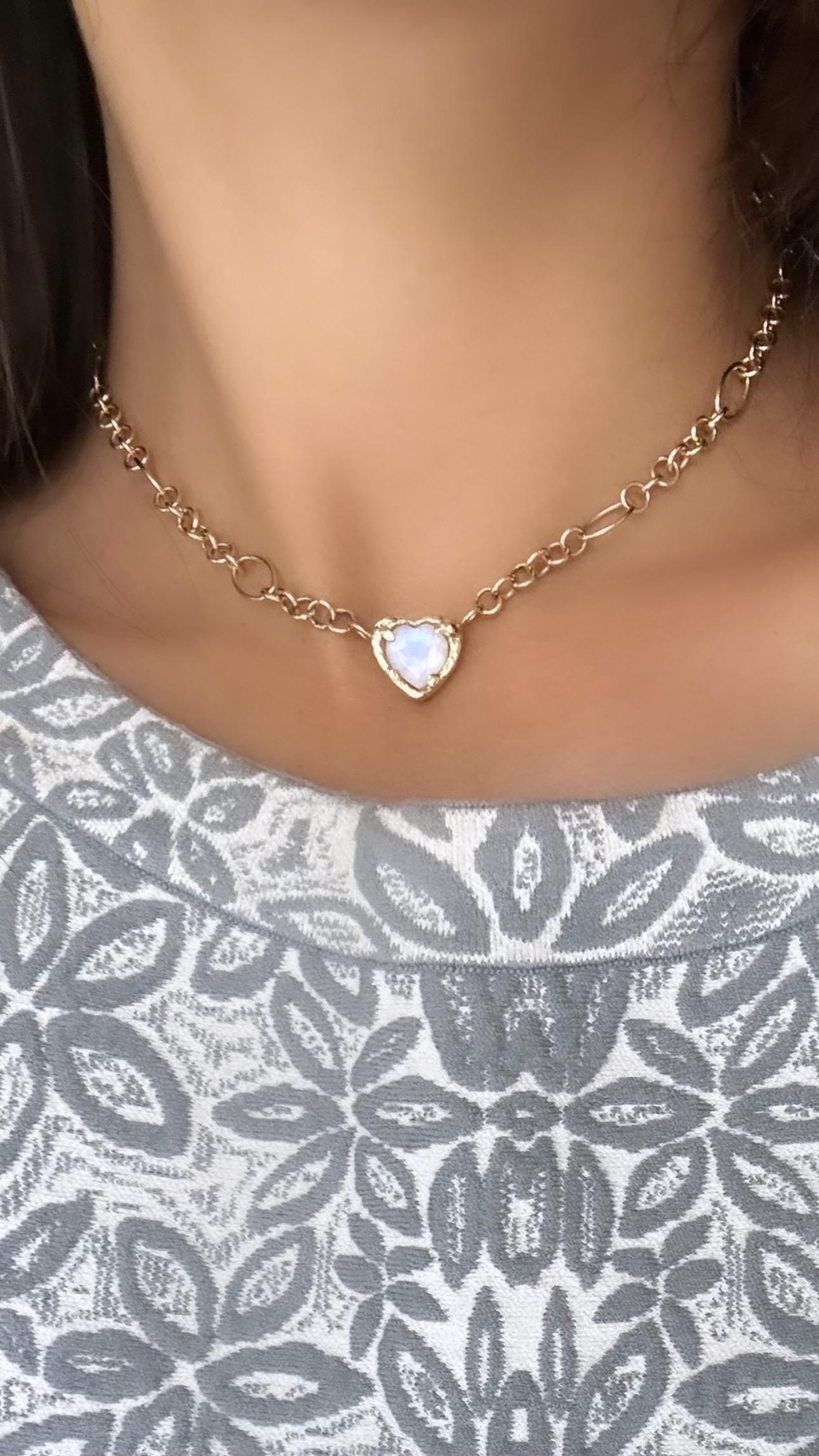 Collar Corazón de Piedra Lunar Arco Iris en Oro Único en stock en venta 7
