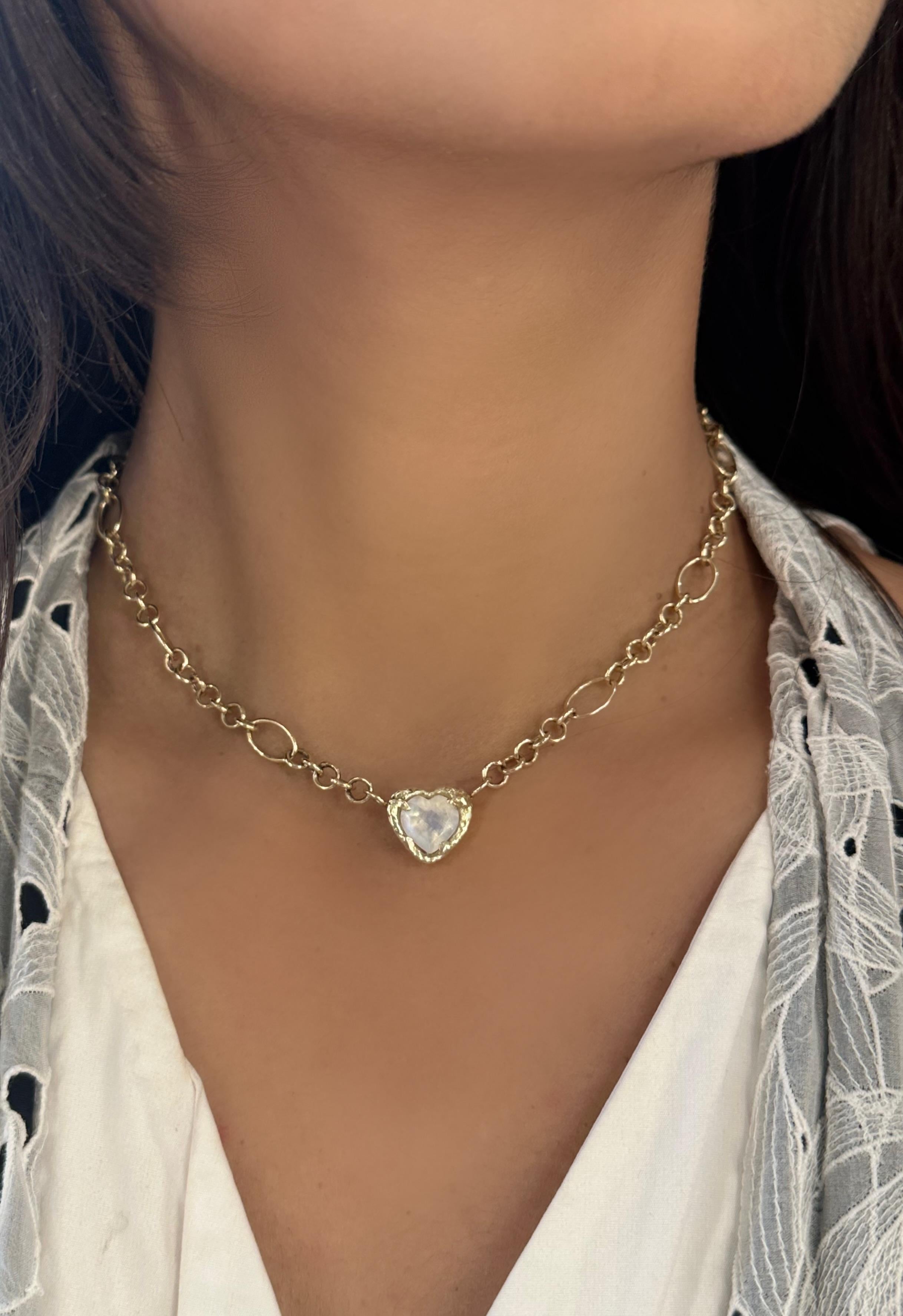 Collar Corazón de Piedra Lunar Arco Iris en Oro Único en stock Romántico en venta