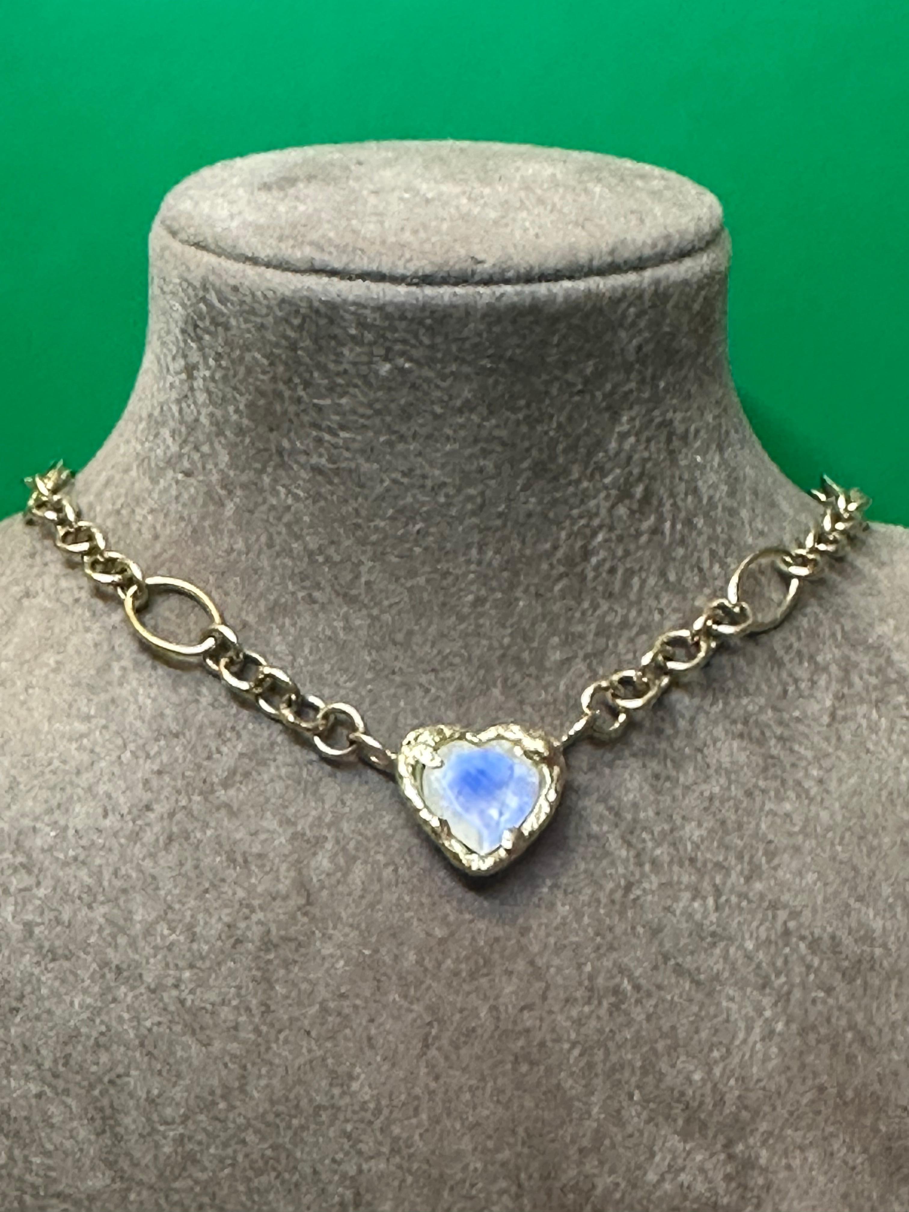 Collar Corazón de Piedra Lunar Arco Iris en Oro Único en stock en Nuevo estado para la venta en London, GB