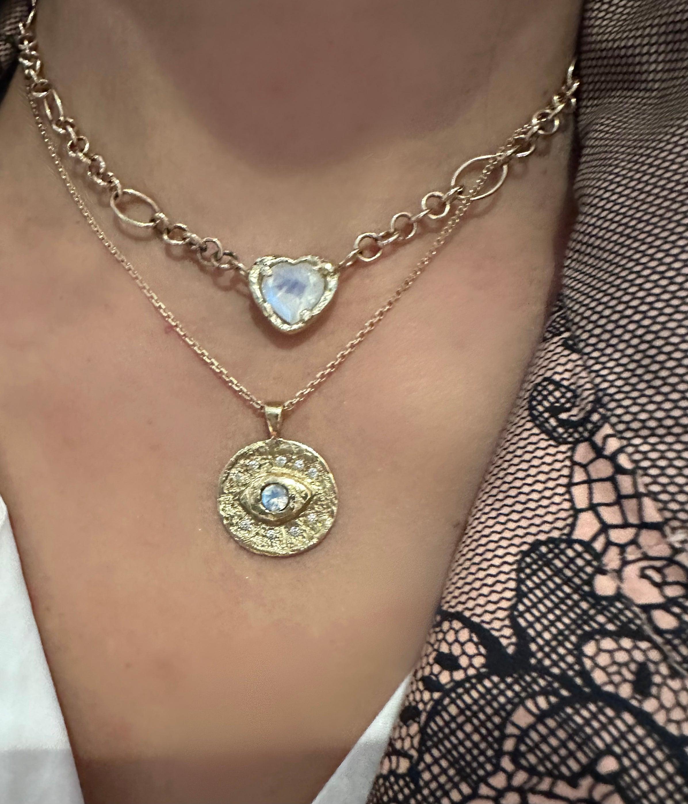Collar Corazón de Piedra Lunar Arco Iris en Oro Único en stock en venta 2
