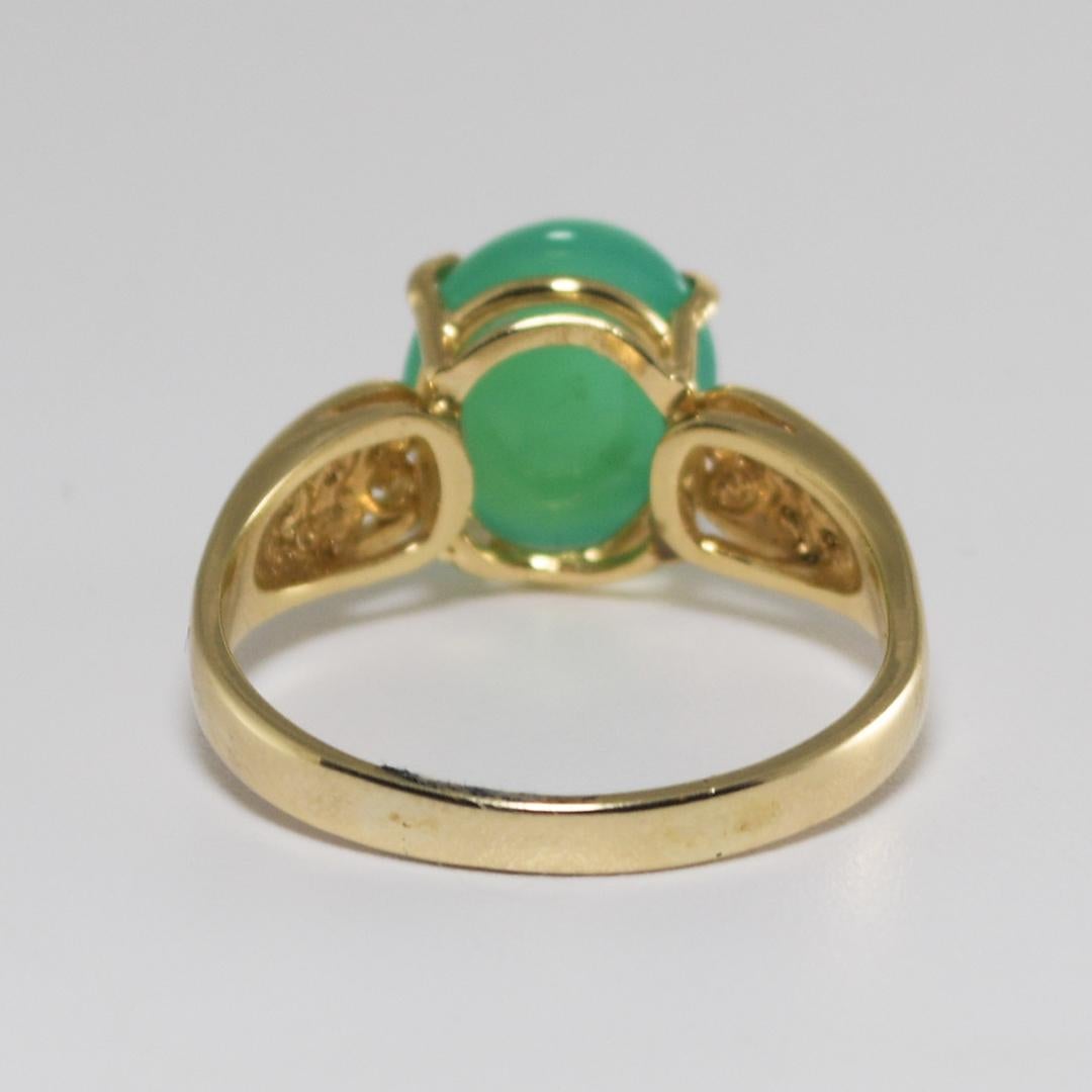 14K Yellow Gold Apple Green Chrysoprase Ring In Excellent Condition For Sale In Laguna Beach, CA