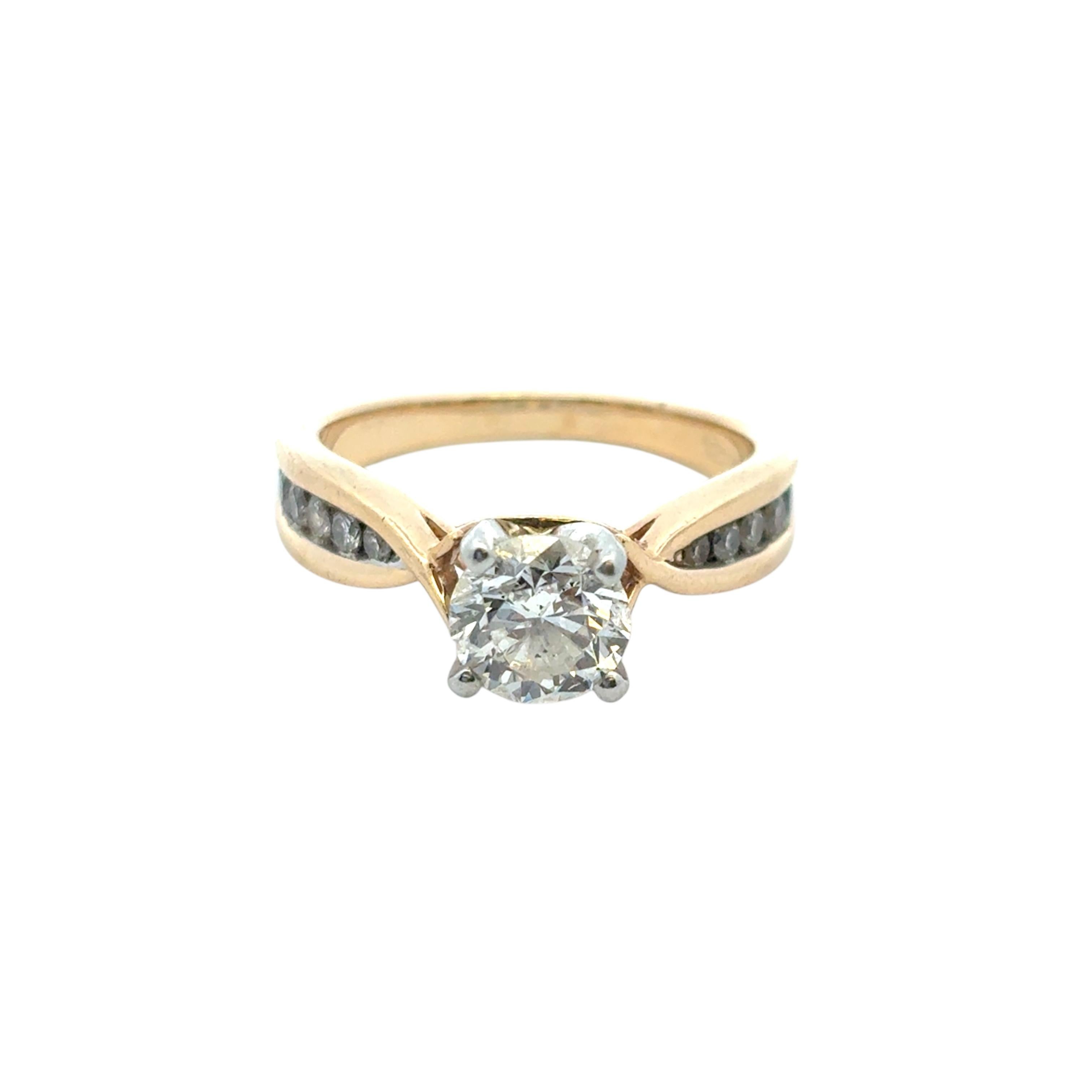 Moderne Bague de fiançailles en or jaune 14 carats avec diamant rond naturel d'environ 0,90 carat en vente