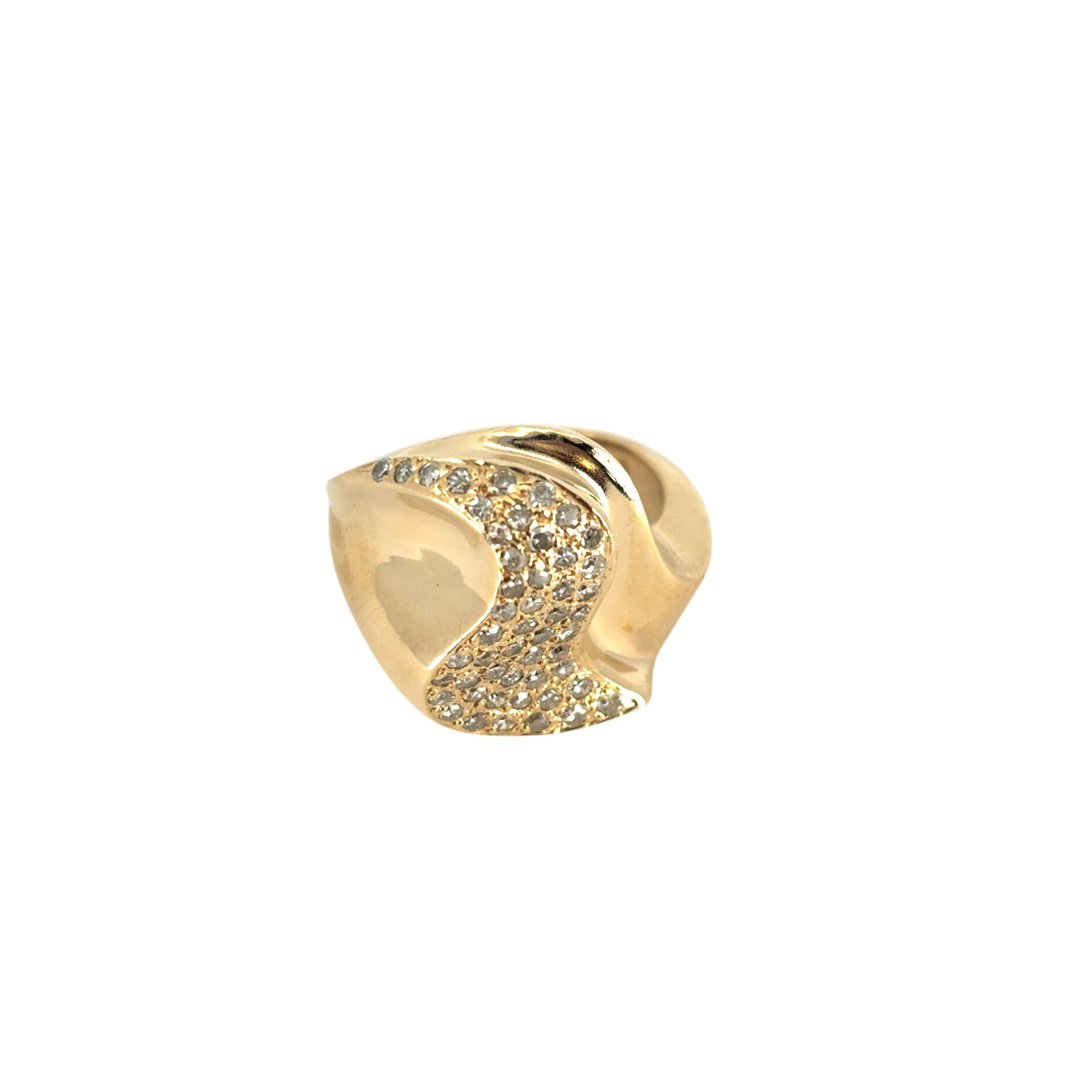 Cette bague de mode en or et diamant est en excellent état et est prête à être expédiée !

Matériau : Or jaune 14K
Détails des diamants : Il y a environ 0,25 ctw de diamants naturels.
Taille : 5.5 (Can be Sized)
Dimensions : La largeur du bracelet
