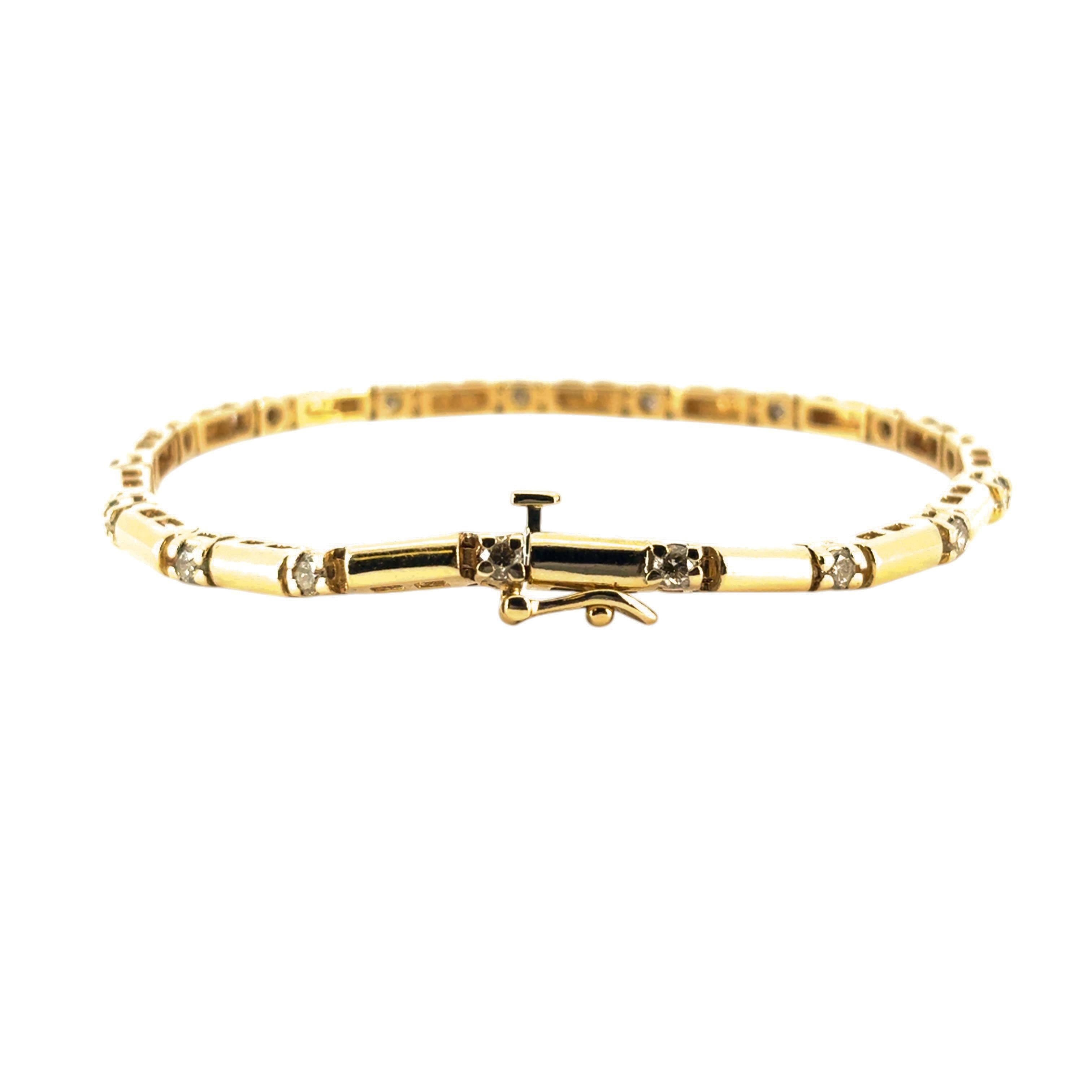 ¡Esta impresionante pulsera de diamantes de oro de 14 quilates está en excelentes condiciones y lista para enviar!

Material: oro Amarillo 14k
Detalles de los diamantes: Hay aproximadamente 1,7 quilates de diamantes naturales.
Longitud de la
