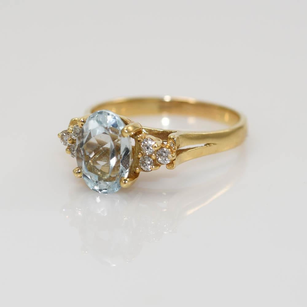 14k Yellow Gold Aquamarine ring, with .12tdw.
VS clarity, G-H color.
The Aquamarine is 2.00ct
Size 8
Weighs 3.6gr
Can be sized up or down one size for additional fee