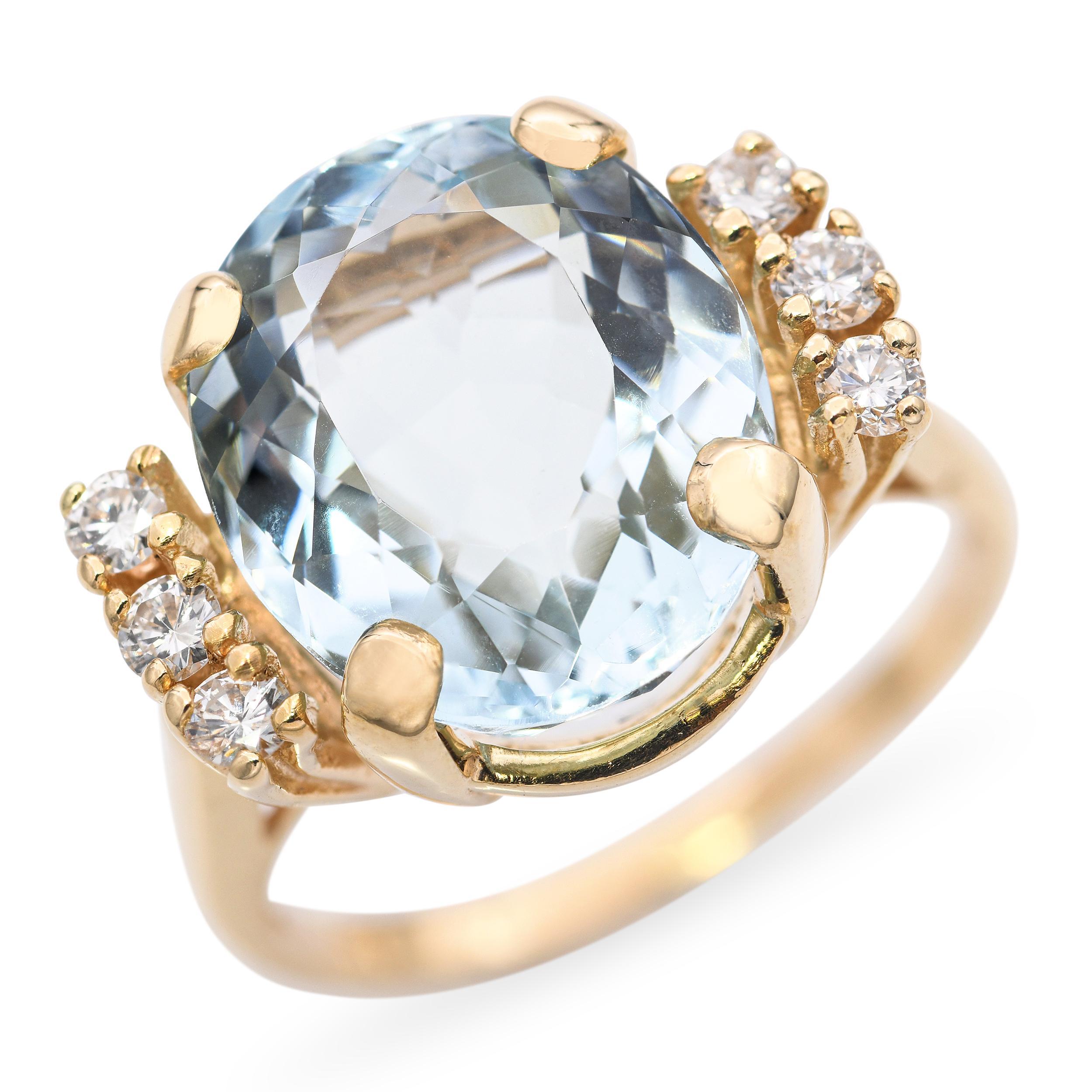 Cette élégante bague en or jaune 14 carats est ornée d'une magnifique aigue-marine, prisée pour sa douce teinte bleue et sa brillante clarté. L'aigue-marine est rehaussée de diamants blancs étincelants, qui ajoutent une touche de sophistication et