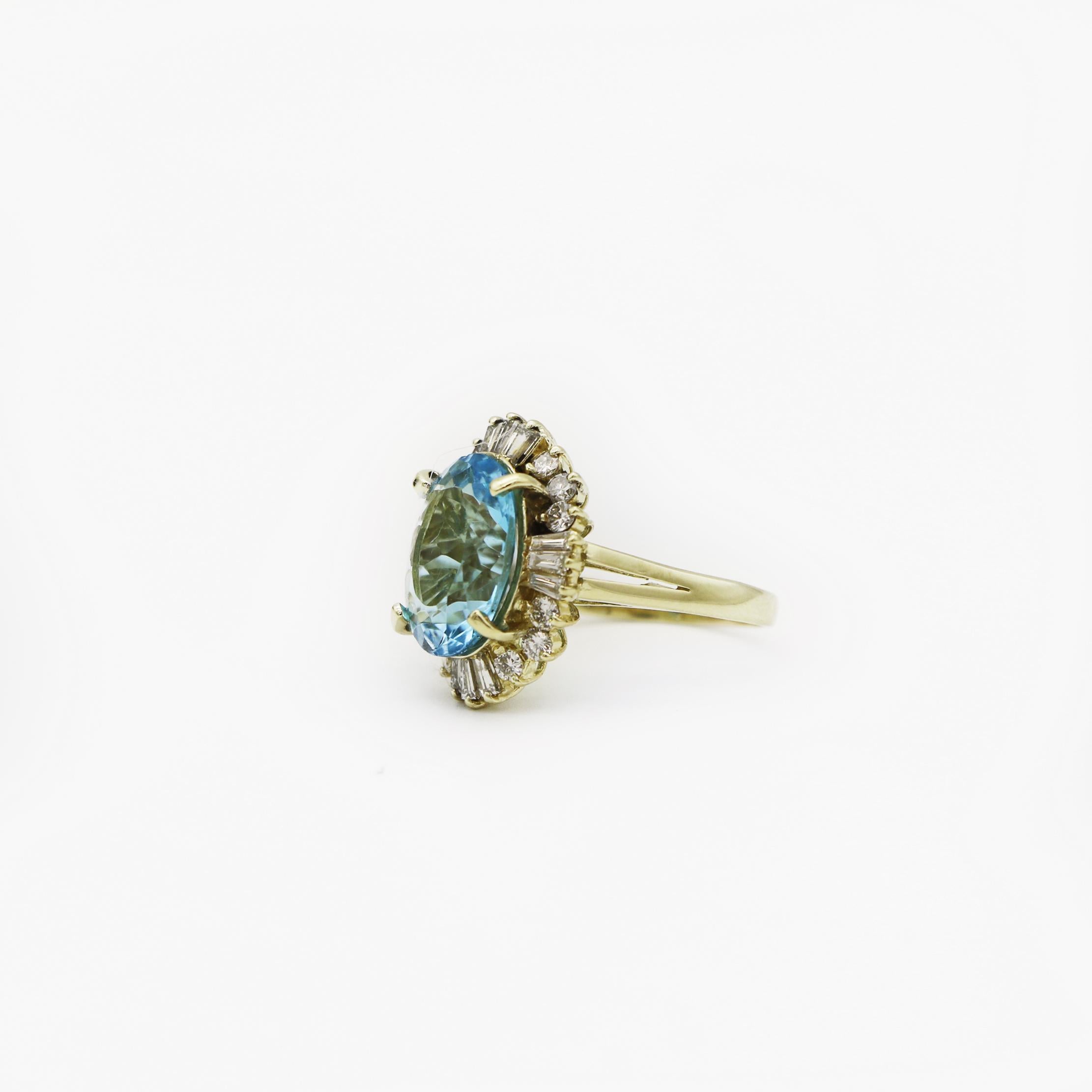 Or jaune 14K
Bague ovale en aigue-marine véritable avec diamant
Aigue-marine Environ 10 mm de haut x 7 mm de large
12 diamants ronds et 12 diamants baguettes effilés
Poids approximatif de 8,3 grammes
En très bon état.
usure due au temps et à une