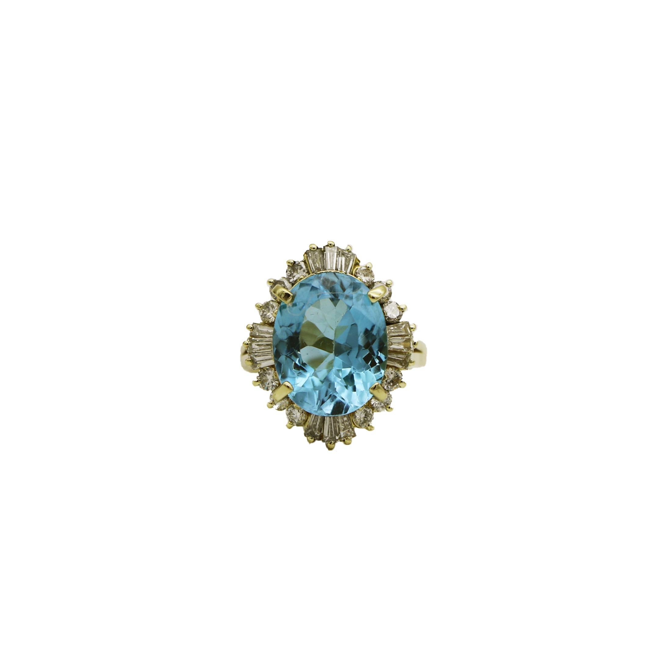 Taille ovale Bague cocktail aigue-marine diamant en or jaune 14K en vente