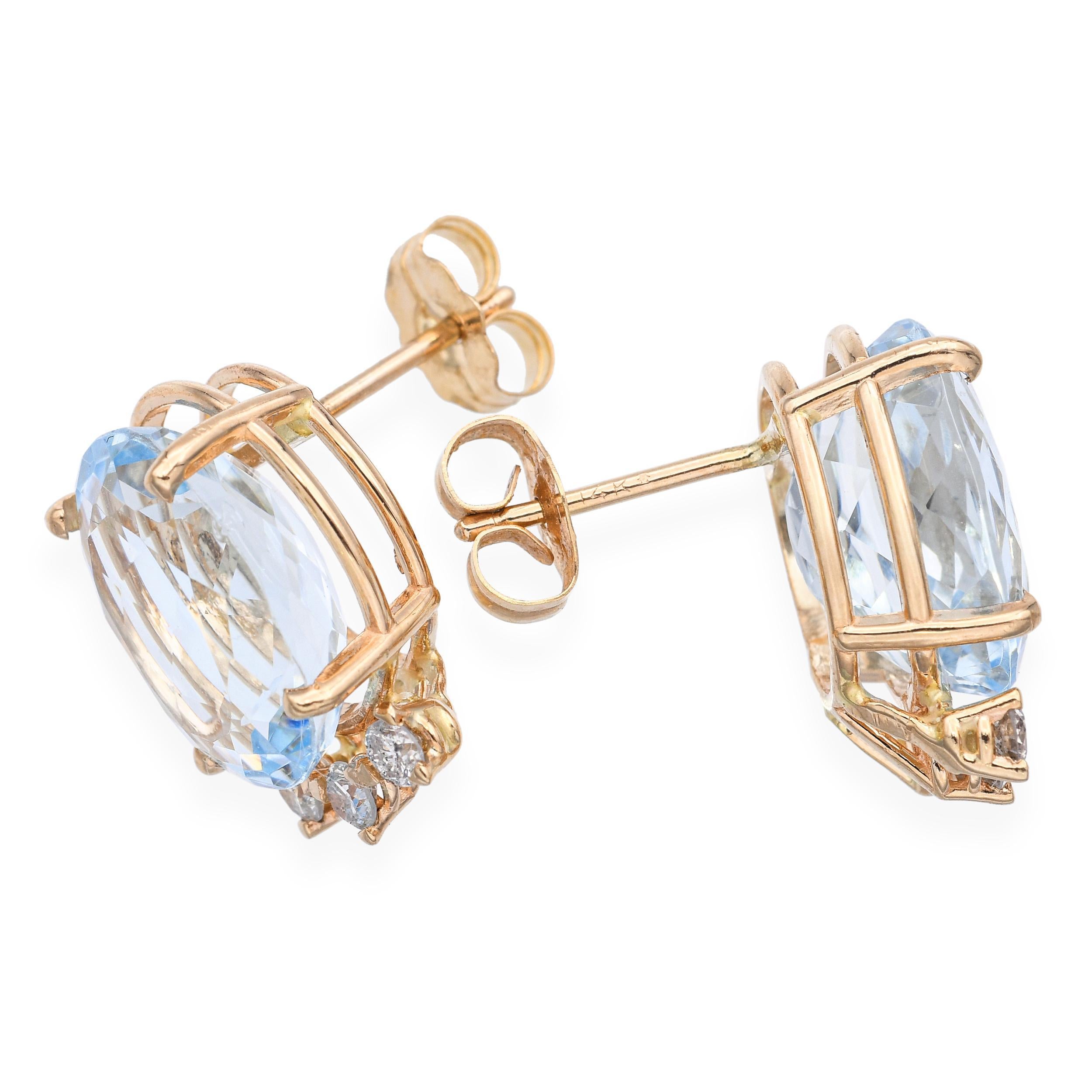 Diese eleganten Ohrstecker sind aus 14-karätigem Gelbgold gefertigt und mit brillanten, facettierten Aquamarin-Edelsteinen besetzt, die von funkelnden weißen Diamanten akzentuiert werden. Die Aquamarine haben einen klaren, himmelblauen Farbton, der