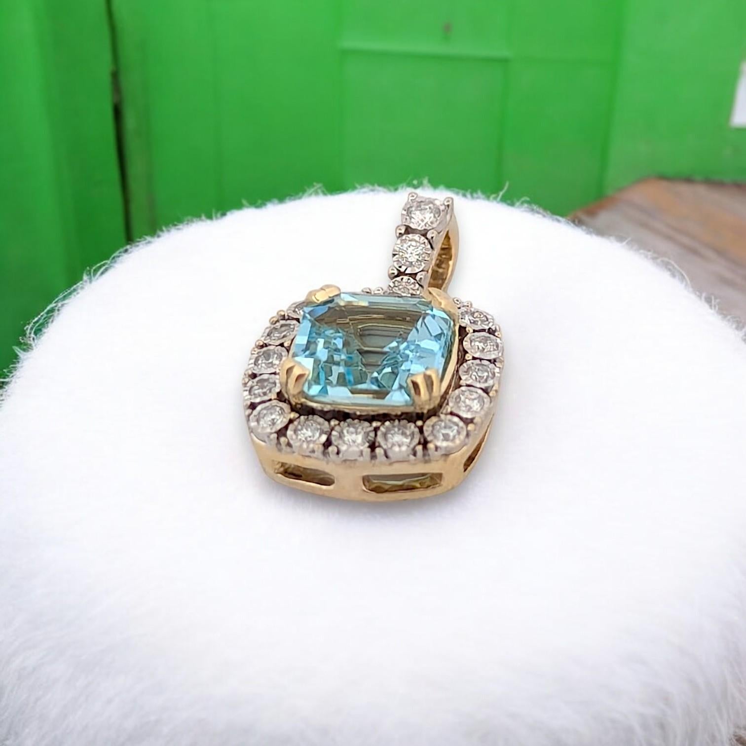 Réalisé en or jaune 14 carats, ce collier pendentif exquis est orné d'une superbe aigue-marine de 1,0 carat de taille coussin, appréciée pour sa teinte bleue sereine. Accentué par des diamants ronds naturels d'une valeur de .15 CTW, ce design