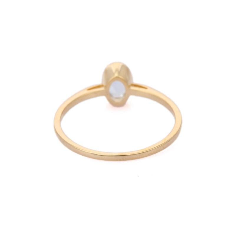 Taille ovale Bague en or jaune 14k avec aigue-marine en vente