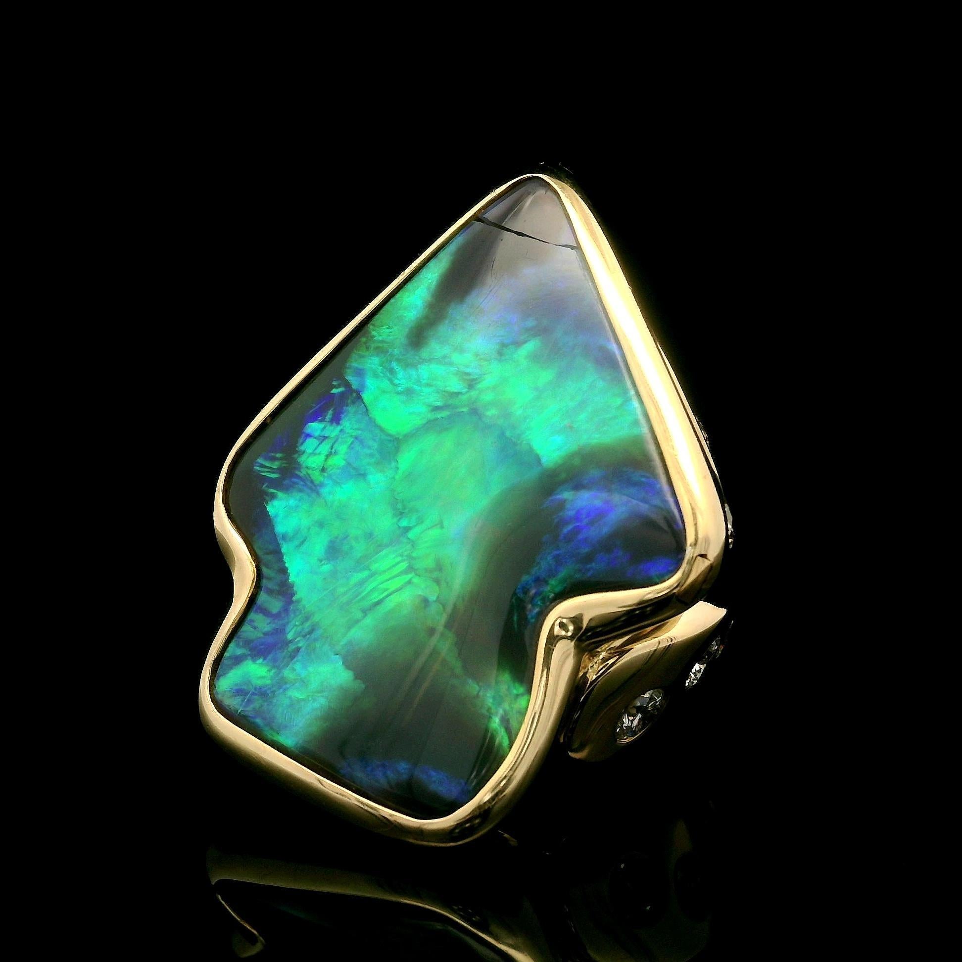 --Stein(e):--
(1) Natürlicher echter Opal - individueller Pfeilspitzenschliff - grau/schwarze Basis mit blauem und grünem Farbspiel - 31,30 x 24,93 mm (ca.)
(10) Natürlicher echter Diamant - Runder Brillantschliff - Brüniert - Farbe G/H - Reinheit