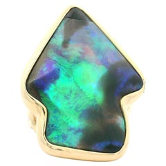 Anillo Grande de Oro Amarillo de 14k con Bisel de Punta de Flecha y Acentos de Diamantes en Ópalo Negro Bruñido