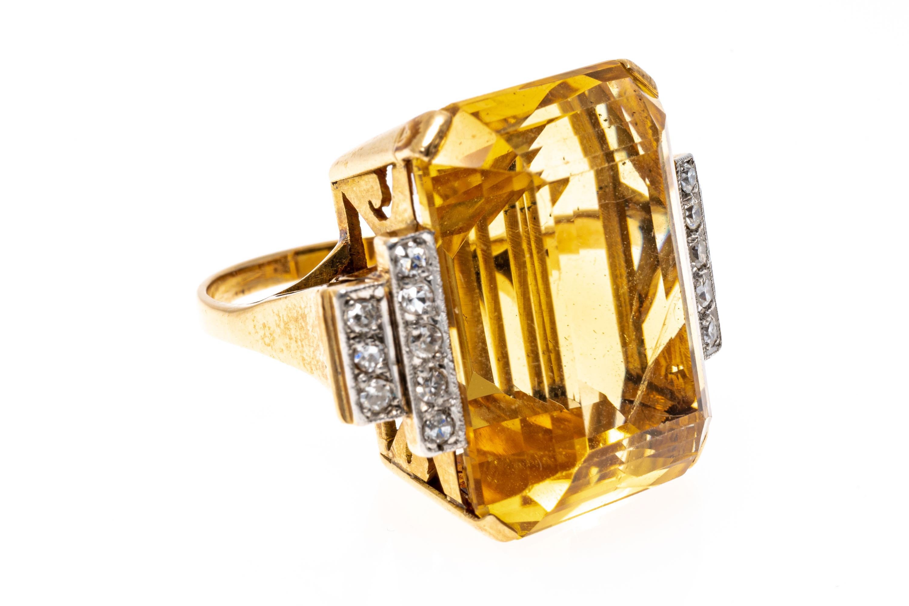 ring aus 14k Gelbgold. Dieser atemberaubende Ring ist ein Art-Deco-Stil, mit einem großen, Smaragd geschnitten, hellgelb orange Farbe Citrin Zentrum, etwa 27,83 CTS, flankiert von abgestuften Seiten mit runden facettierten Diamanten, etwa 0,16 TCW