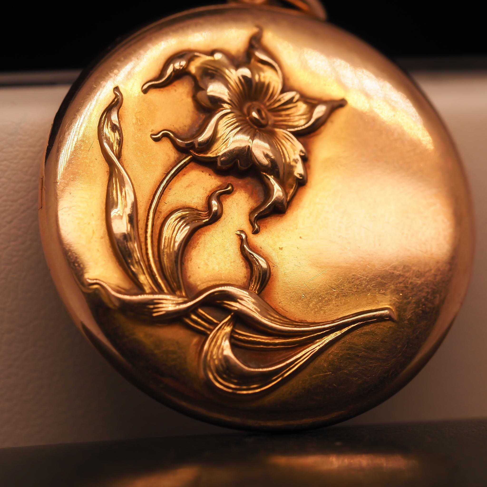 14K Yellow Gold Art Nouveau Floral Locket and Pendant For Sale 1
