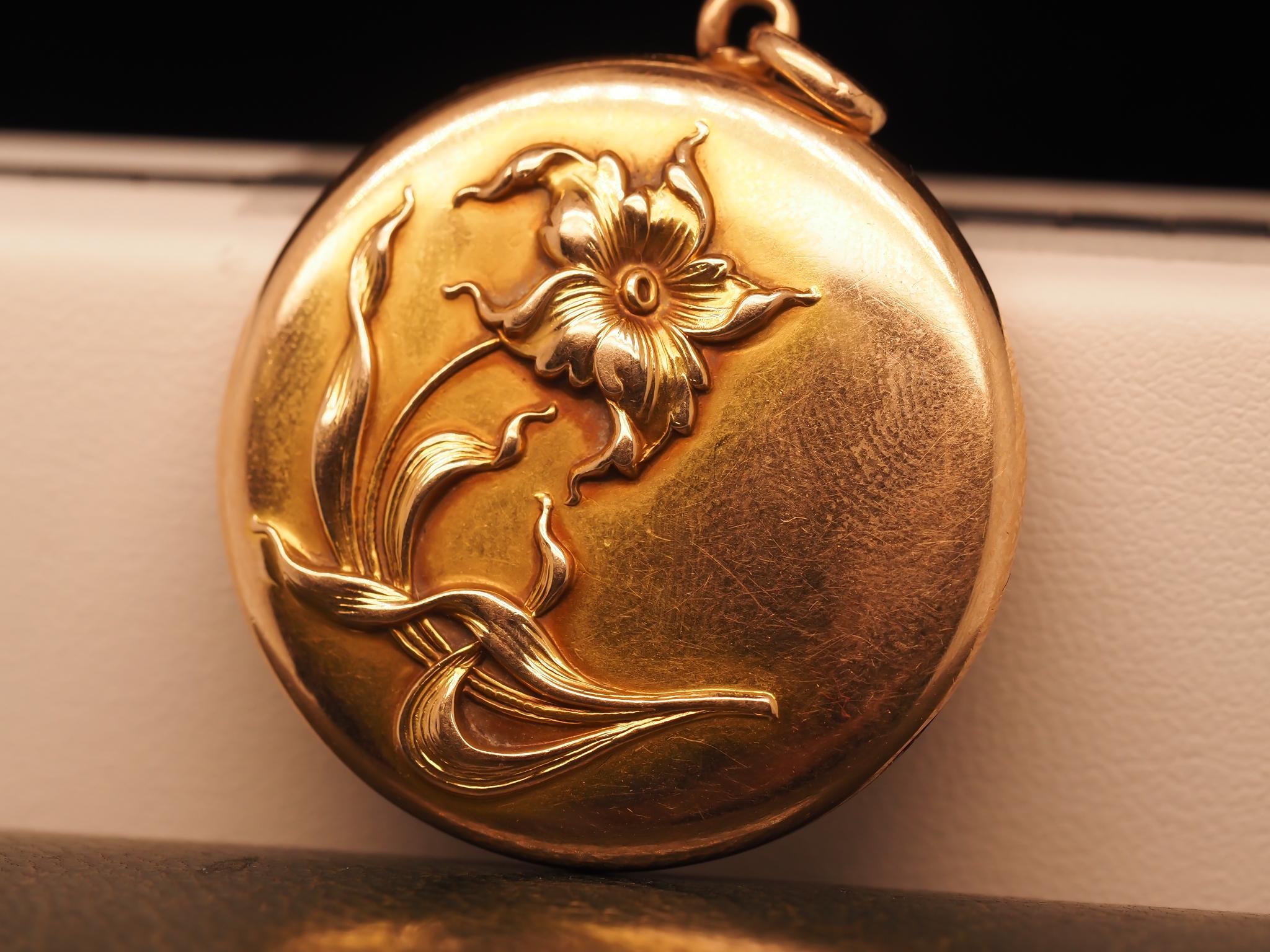 14K Yellow Gold Art Nouveau Floral Locket and Pendant For Sale 3