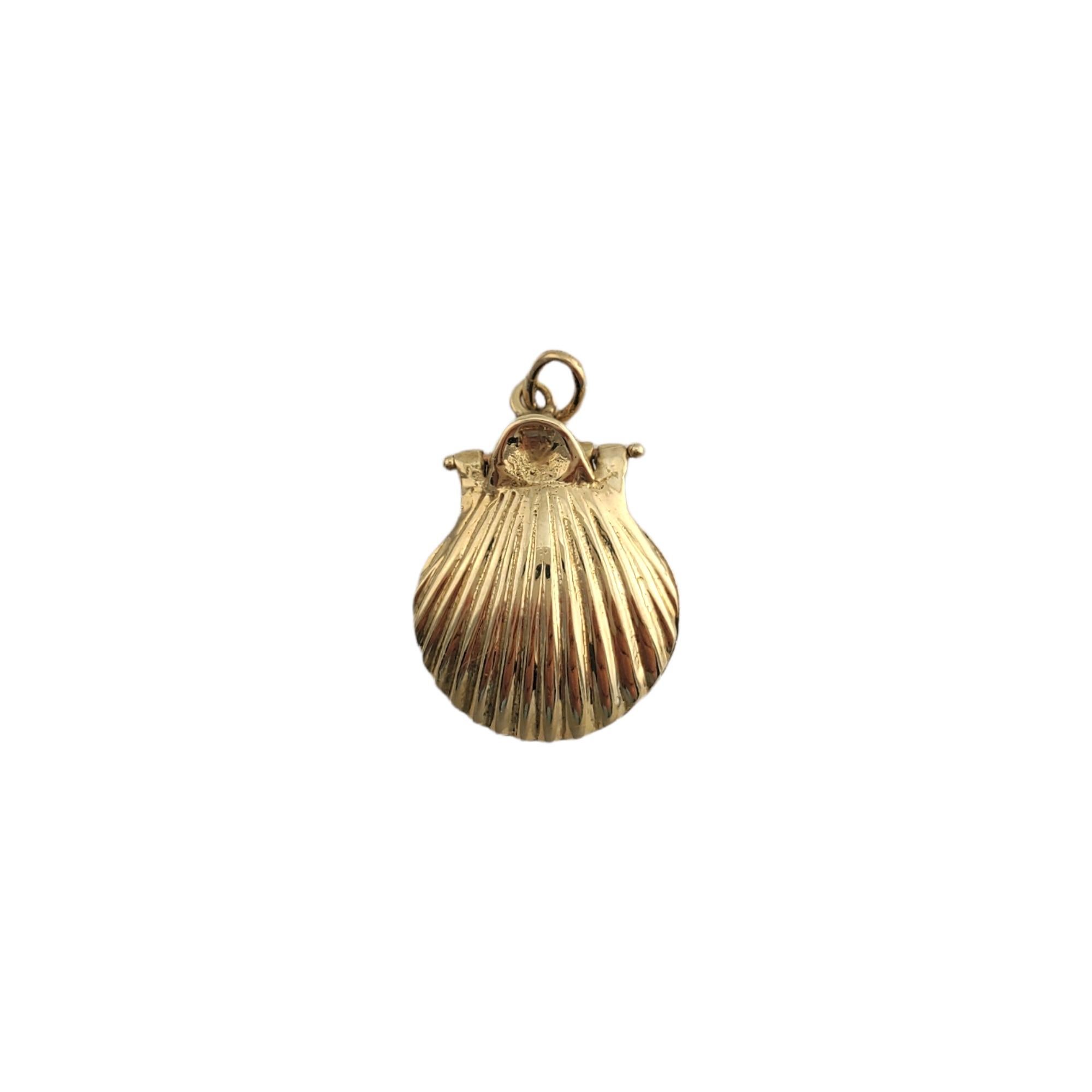 Vintage 14K Yellow Gold Articulated Clam Shell

This gorgeous piece features an articulating clam shell which opens up to what looks like a pearl.

Size: 21 mm X 14 mm

Weight: 4.8 g/ 3.0 dwt

Hallmark: 14K MFT (on loop)

Very good condition,