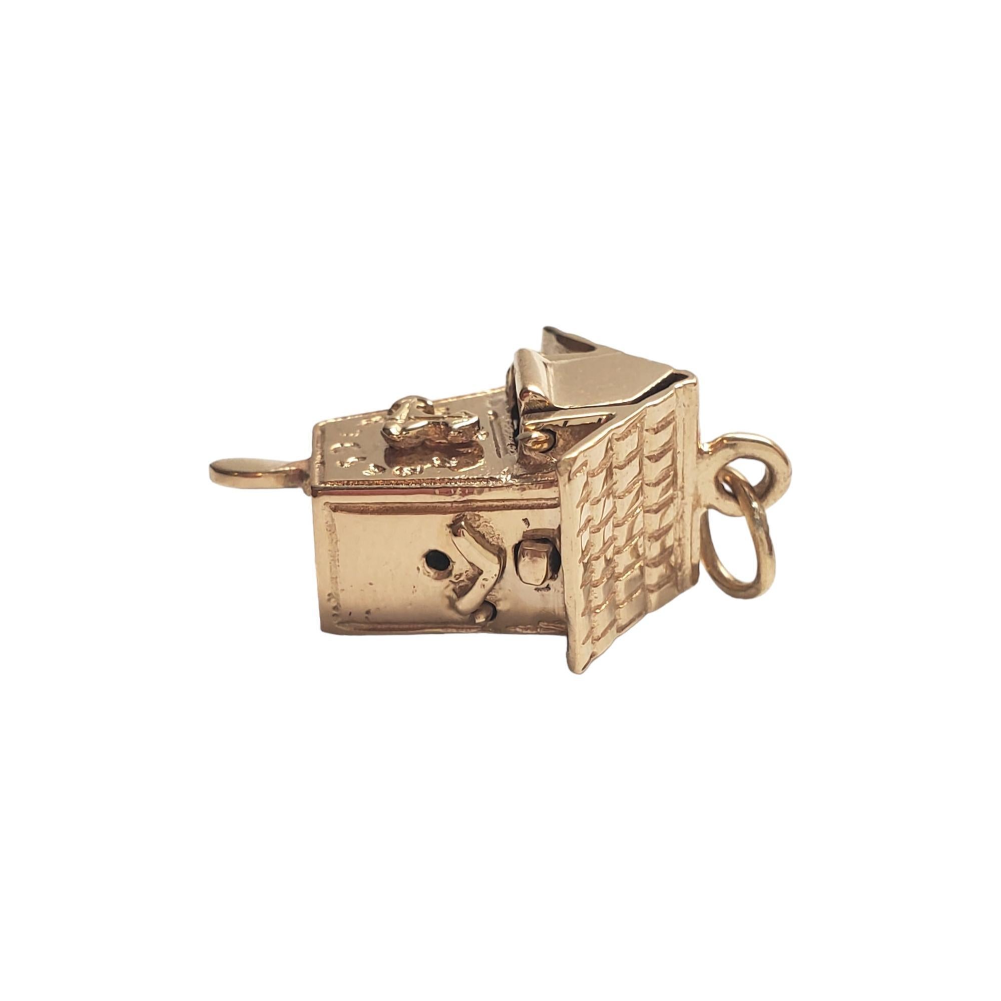 14K Yellow Gold Articulated Cuckoo Clock Charm - 

This nostalgic cuckoo clock charm is an adorable addition to your collection. 

Side button when pushed allows for the bird to pop out.

Size: 22.62mm X 13.08mm X 9.04mm

Weight: 3.11 dwt/ 4.83