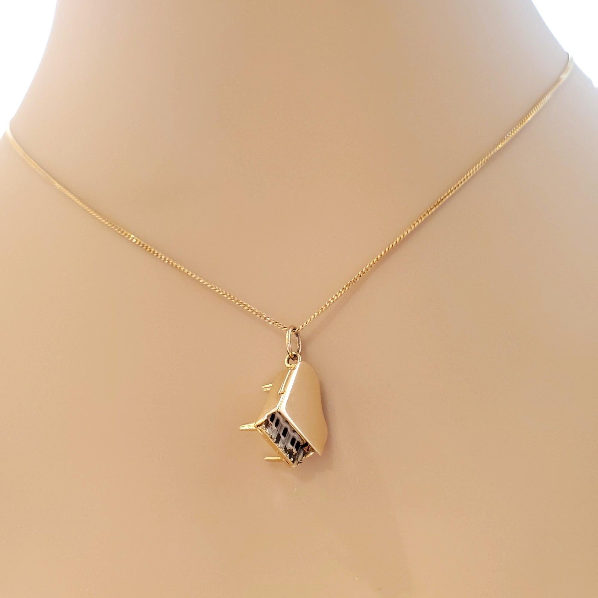 Breloque de piano articulée en or jaune 14 carats n°17804 en vente 6